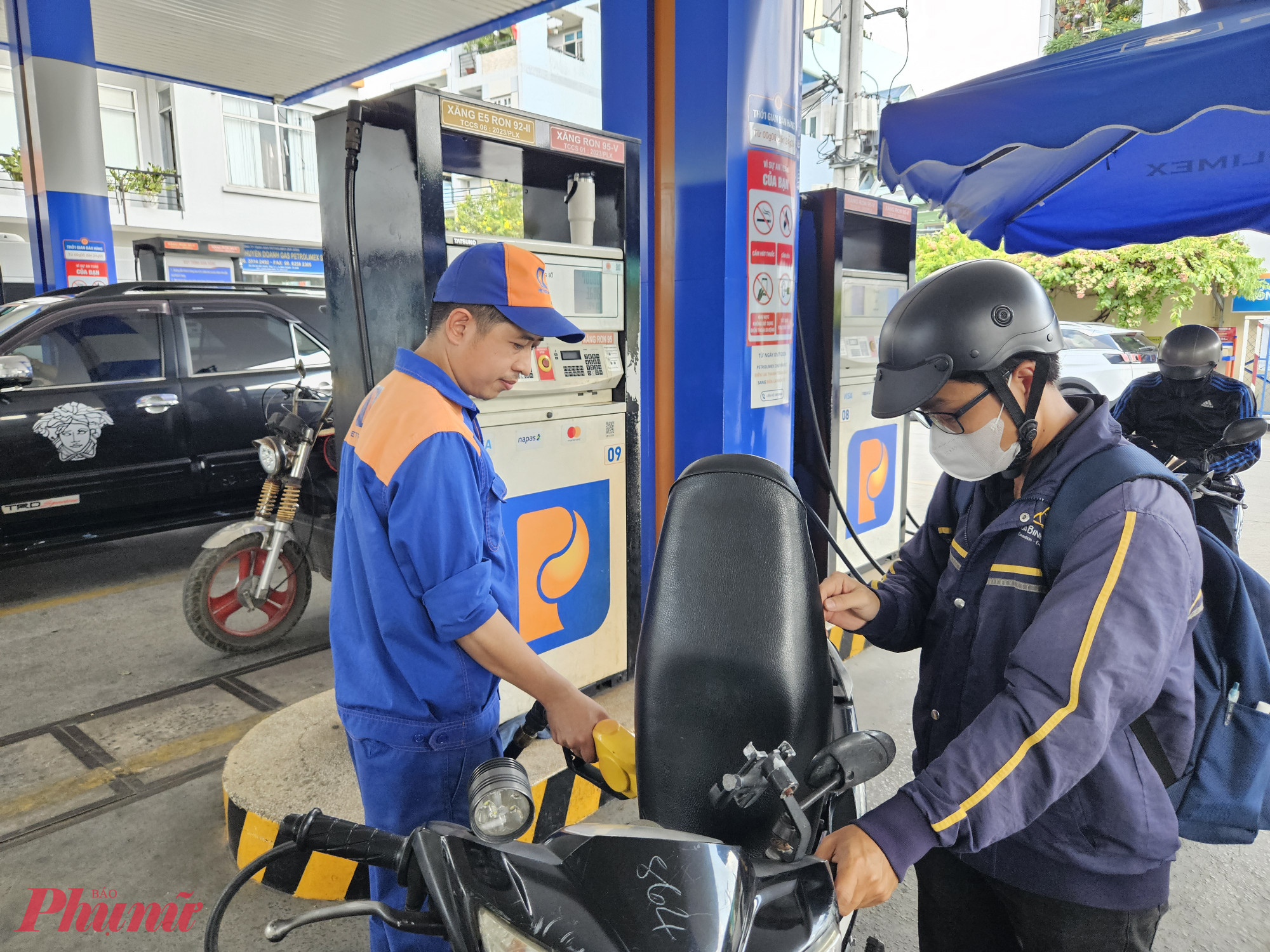 Gi&aacute; xăng dầu được điều chỉnh tăng giảm tr&aacute;i chiều - Ảnh: Ngọc Th&ugrave;y