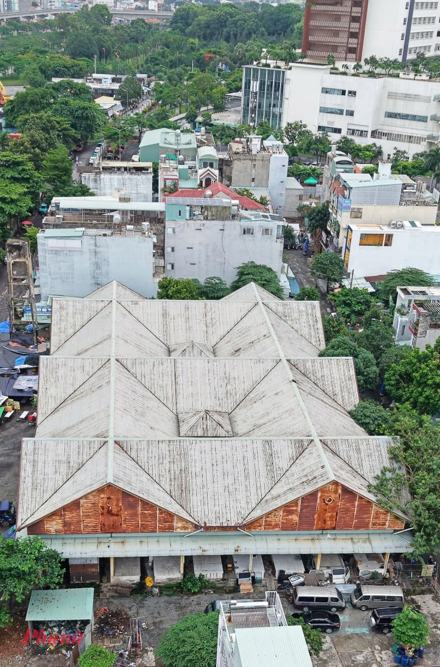 Tuy nhi&ecirc;n, chỉ sau một th&aacute;ng đi v&agrave;o hoạt động (năm 2005), chợ buộc phải ngừng kinh doanh. Nguy&ecirc;n nh&acirc;n ch&iacute;nh được x&aacute;c định l&agrave; vị tr&iacute; nằm xa khu d&acirc;n cư v&agrave; giao th&ocirc;ng kh&ocirc;ng thuận lợi. Kể từ đ&oacute; đến nay, c&ocirc;ng tr&igrave;nh đ&atilde; bị bỏ hoang gần hai thập kỷ, g&acirc;y l&atilde;ng ph&iacute; lớn về ng&acirc;n s&aacute;ch v&agrave; quỹ đất đ&ocirc; thị.