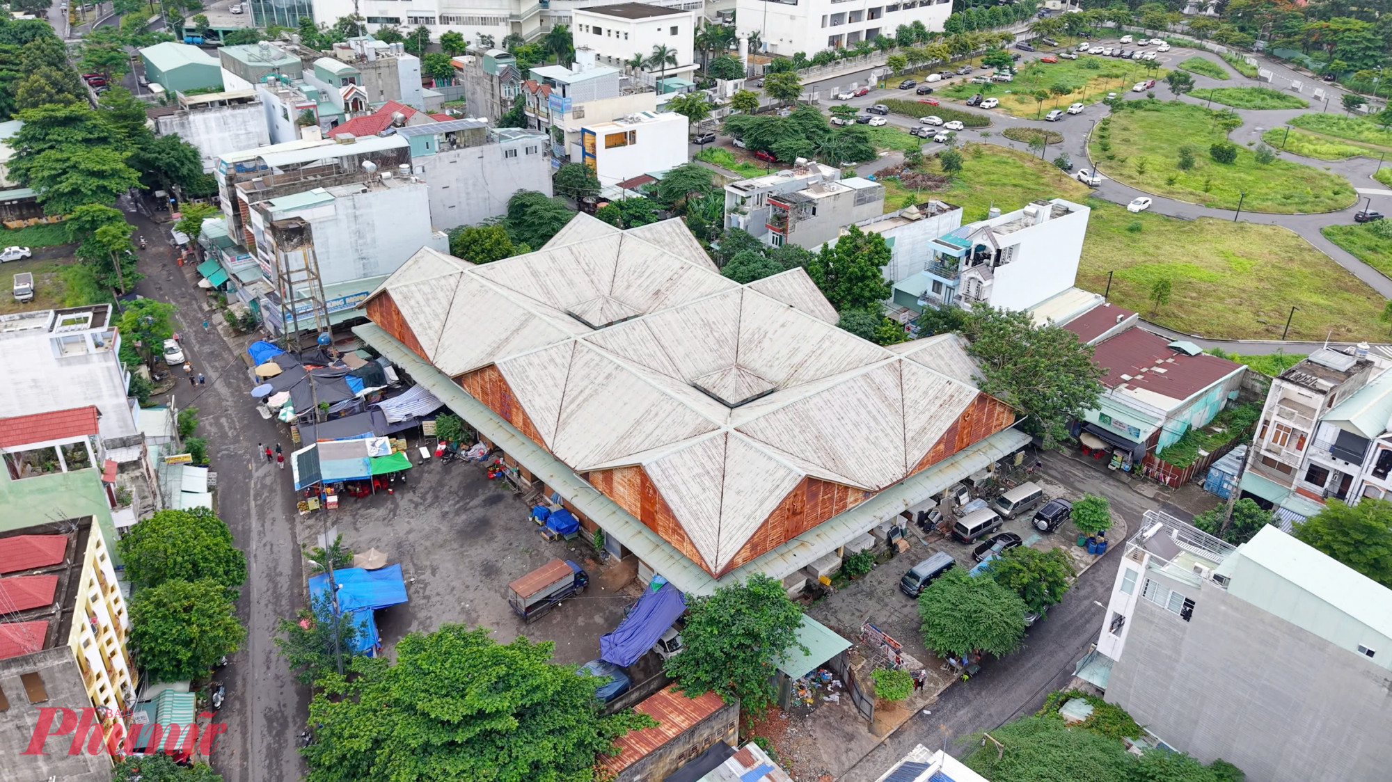T&igrave;nh trạng bỏ hoang kh&ocirc;ng chỉ xảy ra ở chợ Ph&uacute; Hữu. Tại phường Long Trường, chợ T&acirc;n Ph&uacute; cũng l&acirc;m v&agrave;o cảnh tương tự. C&ocirc;ng tr&igrave;nh n&agrave;y được x&acirc;y dựng năm 2004 với kinh ph&iacute; l&ecirc;n đến 2,5 tỷ đồng, diện t&iacute;ch 4.000m&sup2; v&agrave; từng thu h&uacute;t 340 tiểu thương đăng k&yacute; kinh doanh.