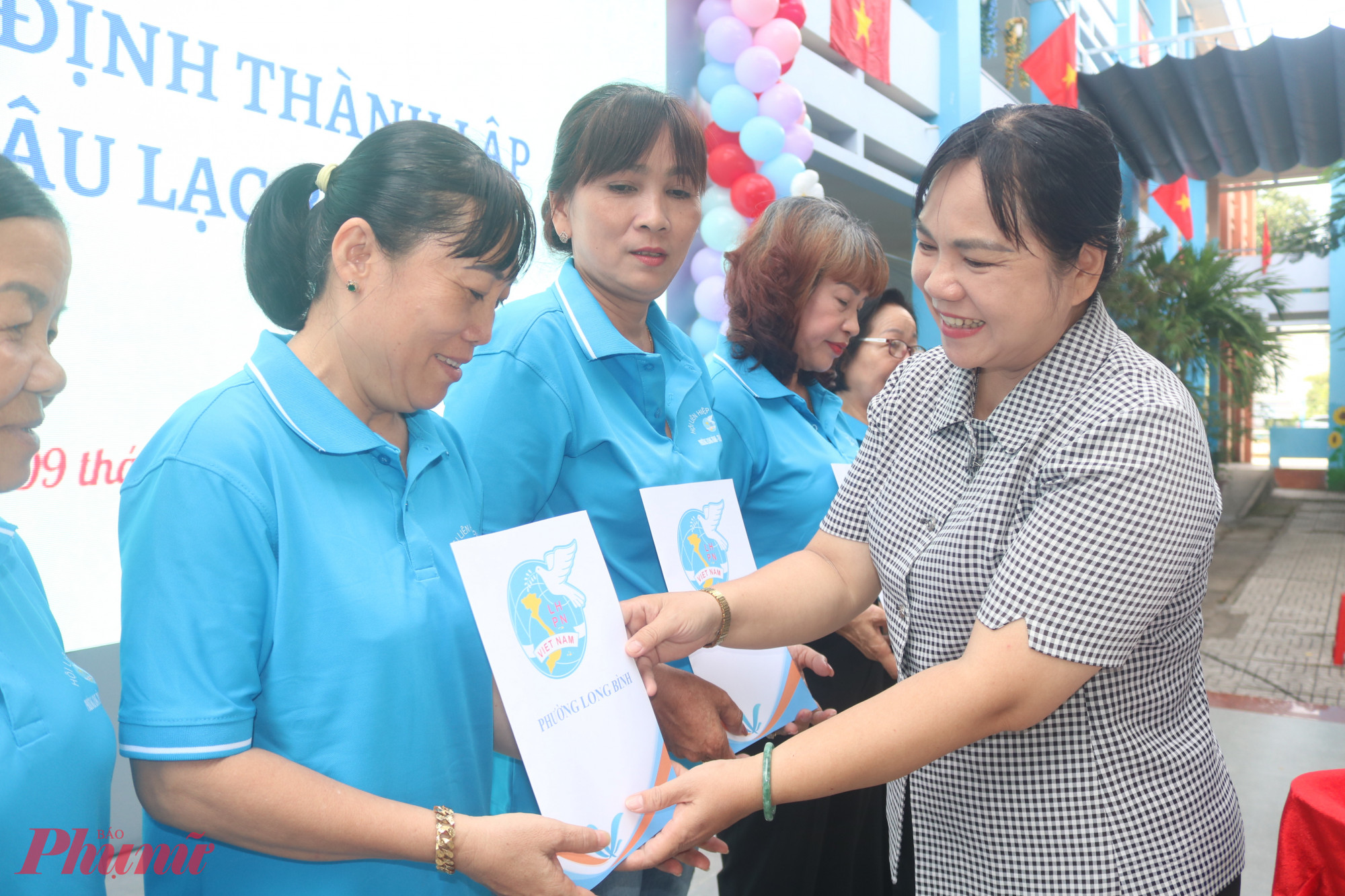 B&agrave; Nguyễn Hạnh Thảo &ndash; Ph&oacute; b&iacute; thư thường trực Đảng ủy phường Long B&igrave;nh, TPHCM &ndash; trao quyết định chỉ định chi hội trưởng phụ nữ khu phố cho c&aacute;c d&igrave;, c&aacute;c chị - Ảnh: Mẫn Nhi