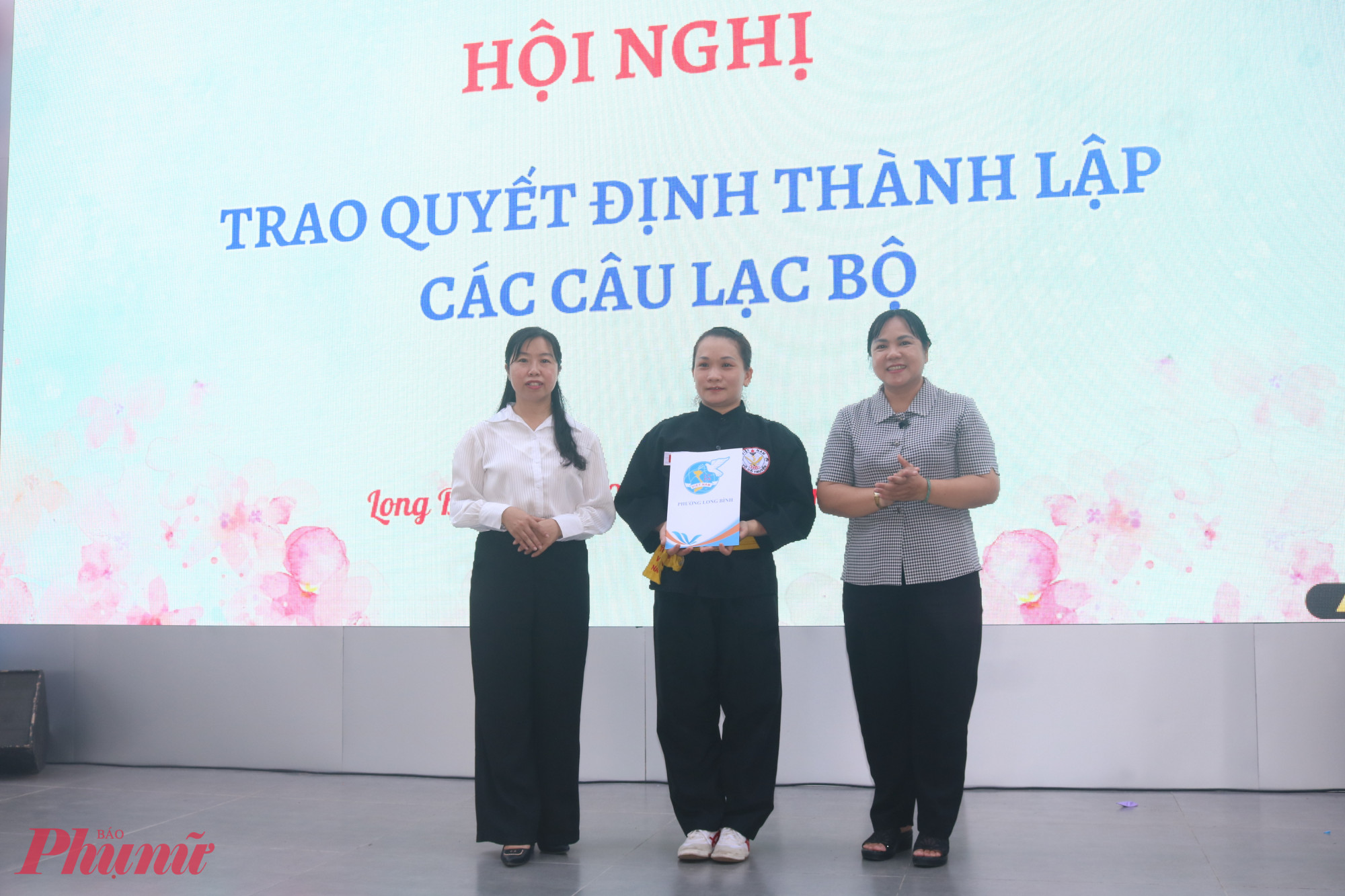 B&agrave; Nguyễn Hạnh Thảo &ndash; Ph&oacute; b&iacute; thư thường trực Đảng ủy phường Long B&igrave;nh (b&igrave;a phải) v&agrave; b&agrave; Trần Thị Thanh Tr&uacute;c &ndash; Ph&oacute; chủ tịch Ủy ban MTTQ, Chủ tịch Hội LHPN phường Long B&igrave;nh (b&igrave;a tr&aacute;i) &ndash; trao quyết định th&agrave;nh lập CLB V&otilde; thuật nữ Long B&igrave;nh cho chị Nguyễn Thị Kim Loan &ndash; Chủ nhiệm CLB. 