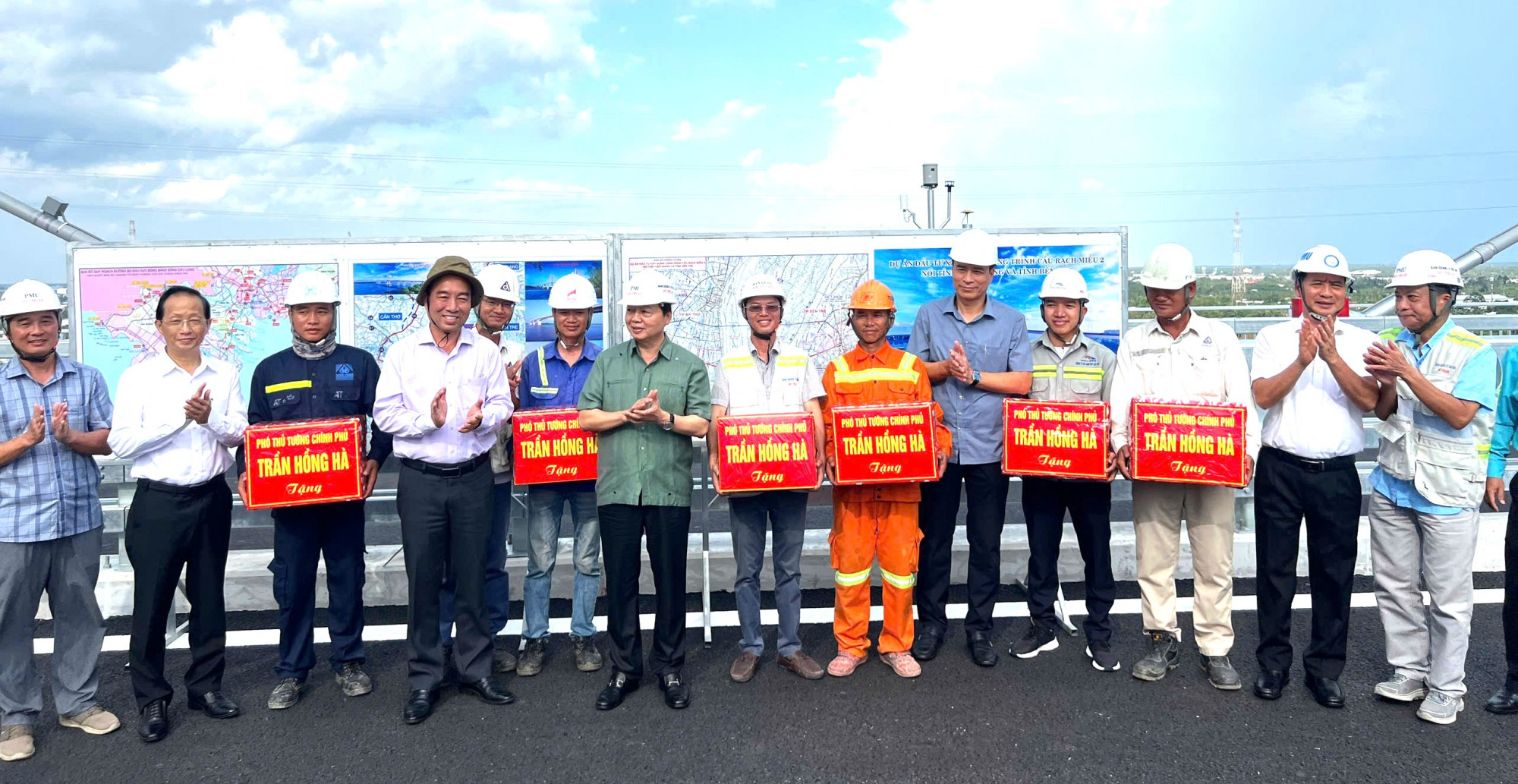 Ph&oacute; thủ tướng Trần Hồng H&agrave; tặng qu&agrave; động vi&ecirc;n kỹ sư, c&ocirc;ng nh&acirc;n thi c&ocirc;ng cầu Rạch Miễu 2. Ảnh: B&igrave;nh Thới