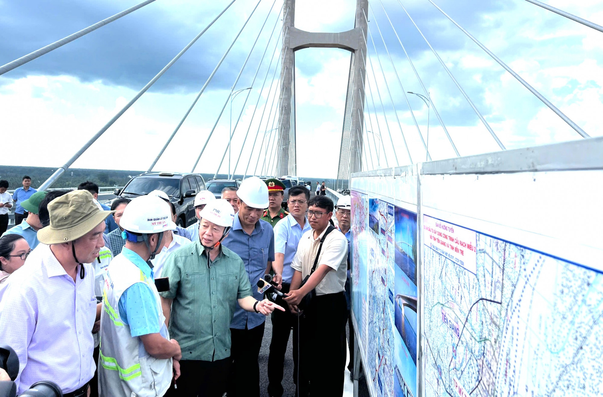 Ph&oacute; Thủ trướng Trần Hồng H&agrave; kiểm tra c&ocirc;ng tr&igrave;nh cầu Rạch Miễu 2