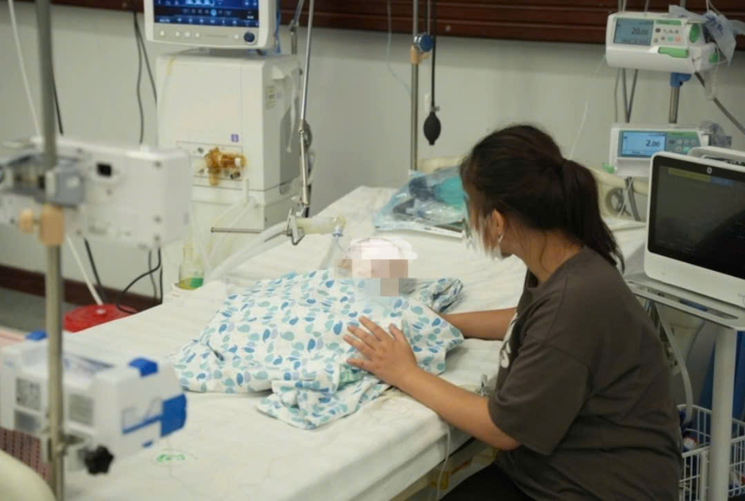 B&eacute; 15 th&aacute;ng tuổi đang được điều trị tại Bệnh viện Nhi H&agrave; Nội - ảnh: Bệnh viện cung cấp