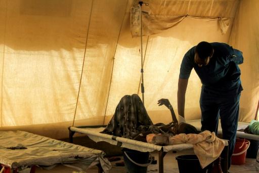 Một b&aacute;c sĩ đang thăm kh&aacute;m cho người bệnh m&acirc;c tả tại Sudan - Ảnh: Getty image