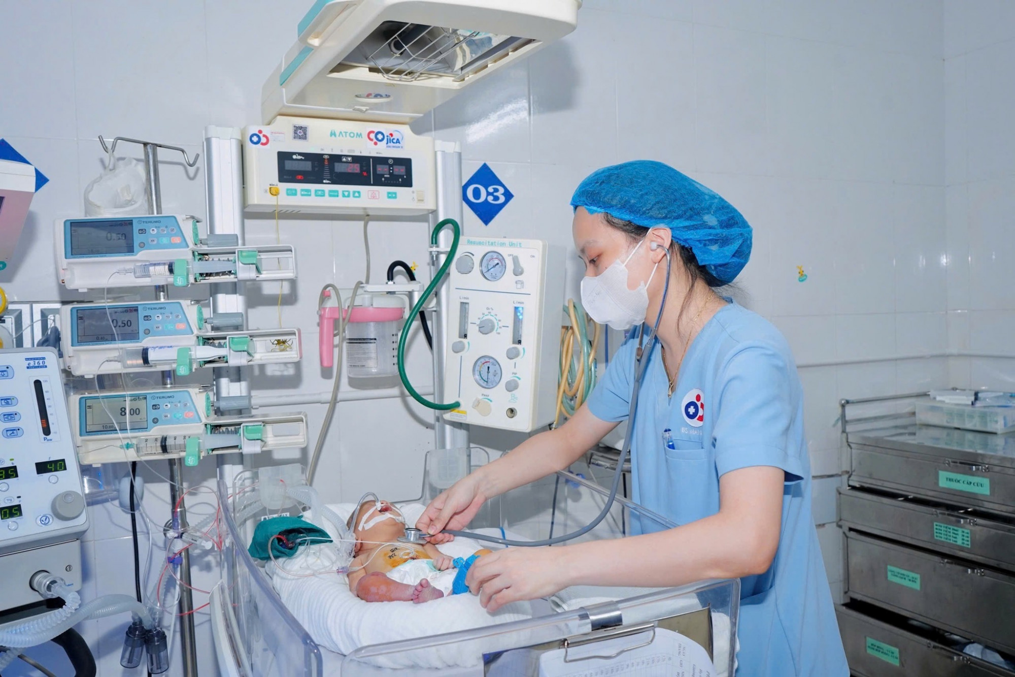 Sau khi qua nguy kịch, bệnh nhi tiếp tục được c&aacute;c b&aacute;c sĩ theo d&otilde;i s&aacute;t để đưa ra ph&aacute;c đồ điều trị tiếp theo - Ảnh: Ho&agrave;ng Yến