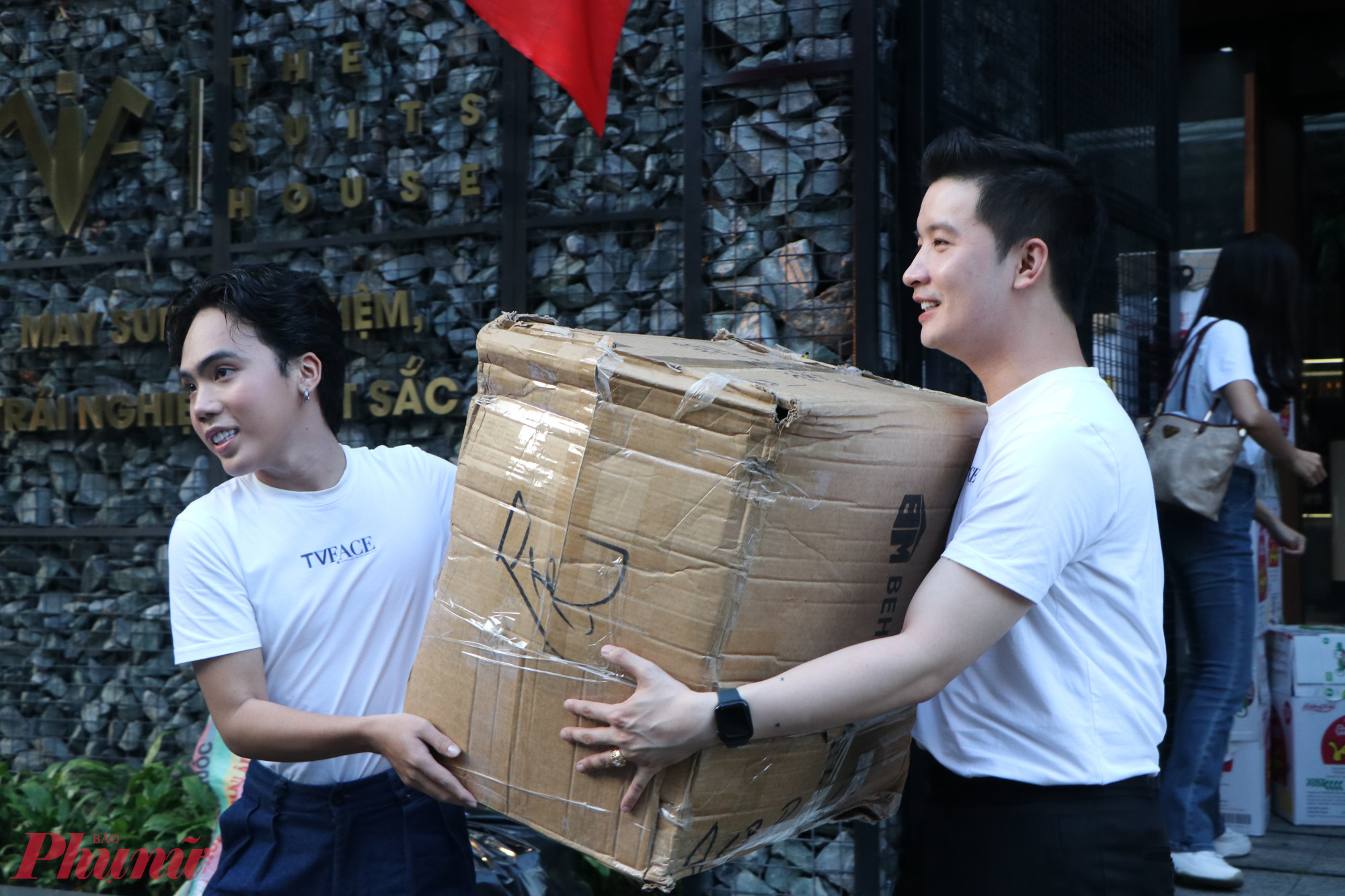 C&aacute;c MC trẻ của The TVFACE mang đến nhiều phần qu&agrave; cho c&aacute;c bệnh nh&acirc;n