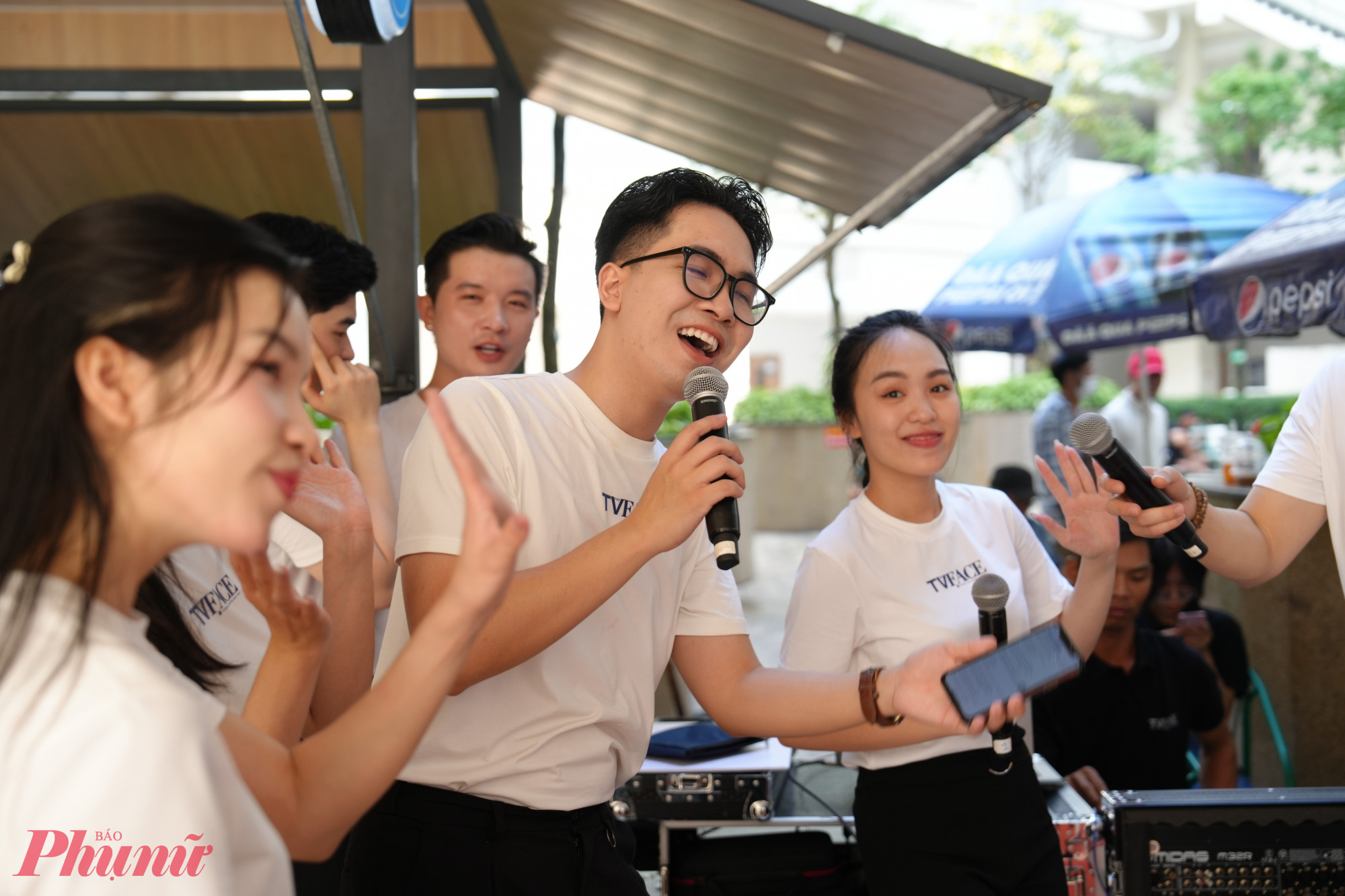 Ngo&agrave;i những phần qu&agrave; c&oacute; gi&aacute; trị kinh tế, c&aacute;c MC trẻ cũng mang đến m&oacute;n qu&agrave; tinh thần đến c&aacute;c bệnh nh&acirc;n ung bướu