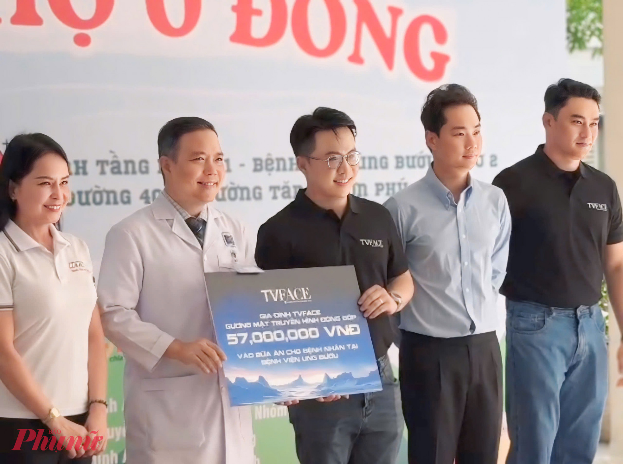 MC Tấn T&agrave;i đại diện TVFace trao qu&agrave; đến bệnh nh&acirc;n của Bệnh viện Ung Bướu TPHCM cơ sở 2.
