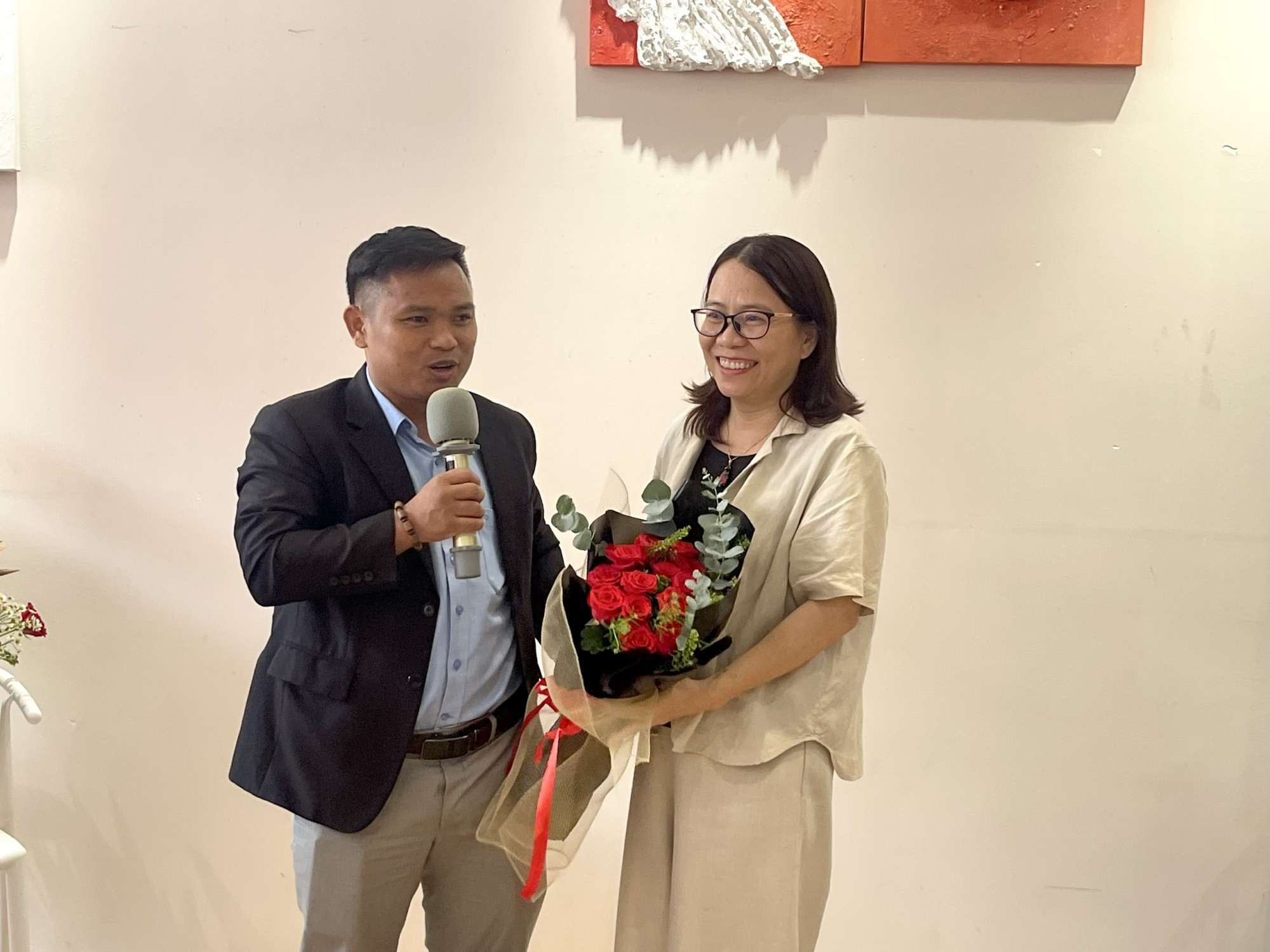 Thạc sĩ Nguyễn Văn Dũng c&ugrave;ng b&agrave; Nguyễn Thị Thu - Trưởng chi nh&aacute;nh TPHCM NXB Phụ nữ Việt Nam - Ảnh: T&ocirc; Diệu Hiền
