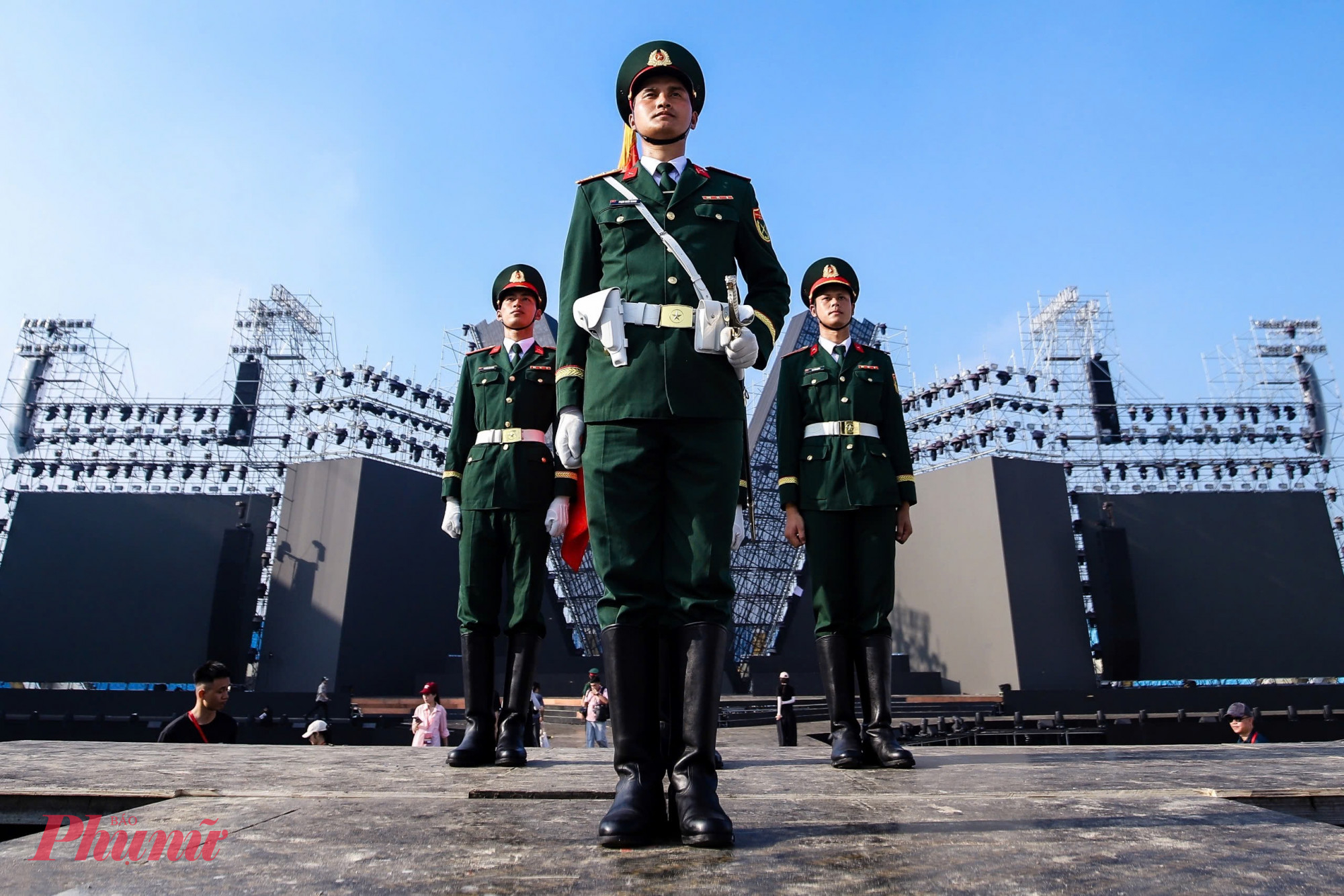 D&ugrave; ở bất kỳ đ&acirc;u th&igrave; những bước ch&acirc;n cũng đều mang theo kh&iacute; thế h&agrave;o h&ugrave;ng, tinh thần y&ecirc;u nước gửi tới người xem.