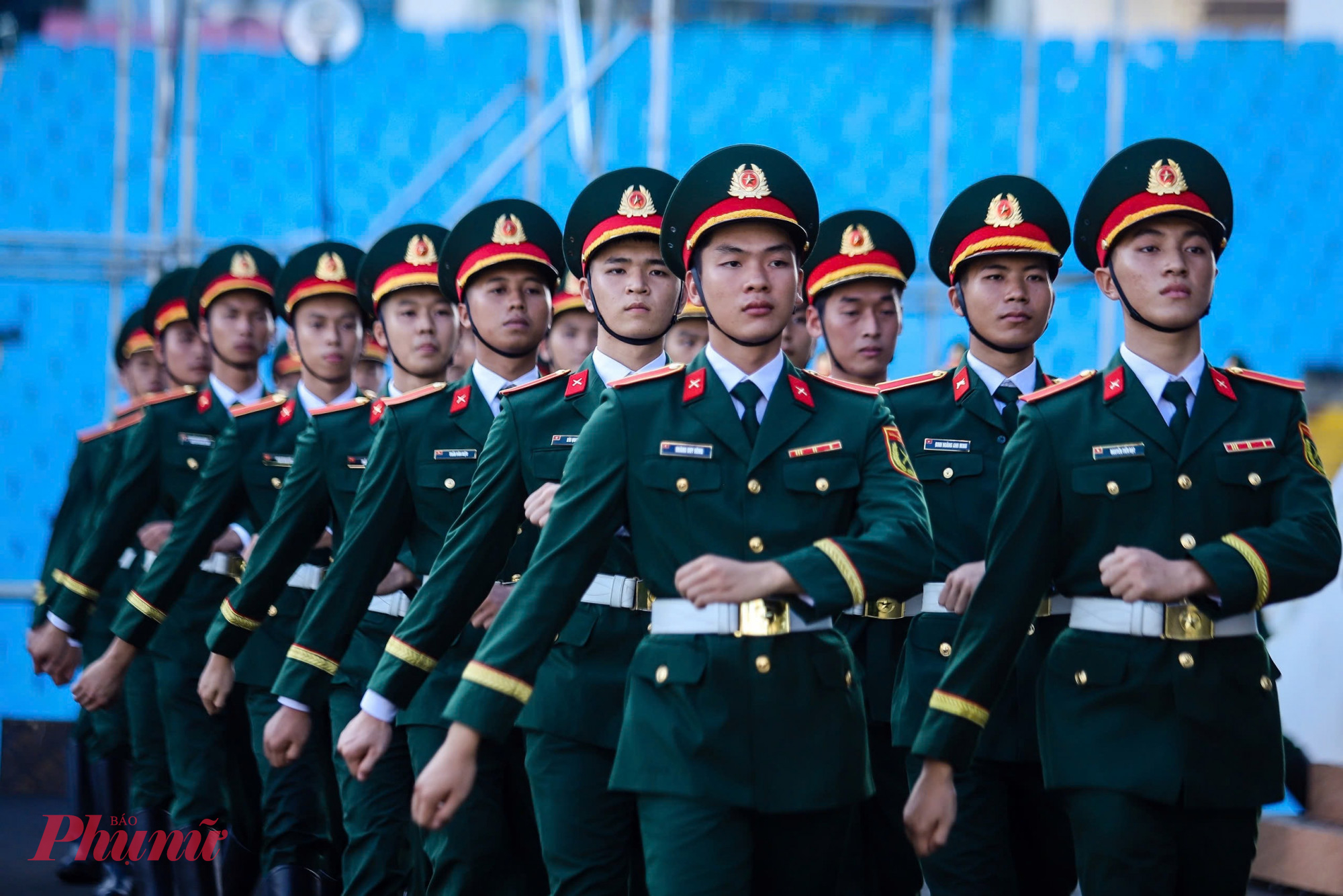 Trong phần biểu diễn, c&aacute;c qu&acirc;n nh&acirc;n tham gia sẽ t&aacute;i hiện những bước ch&acirc;n lịch sử c&ugrave;ng b&agrave;i h&aacute;t Tiến qu&acirc;n ca tr&ecirc;n s&acirc;n khấu.