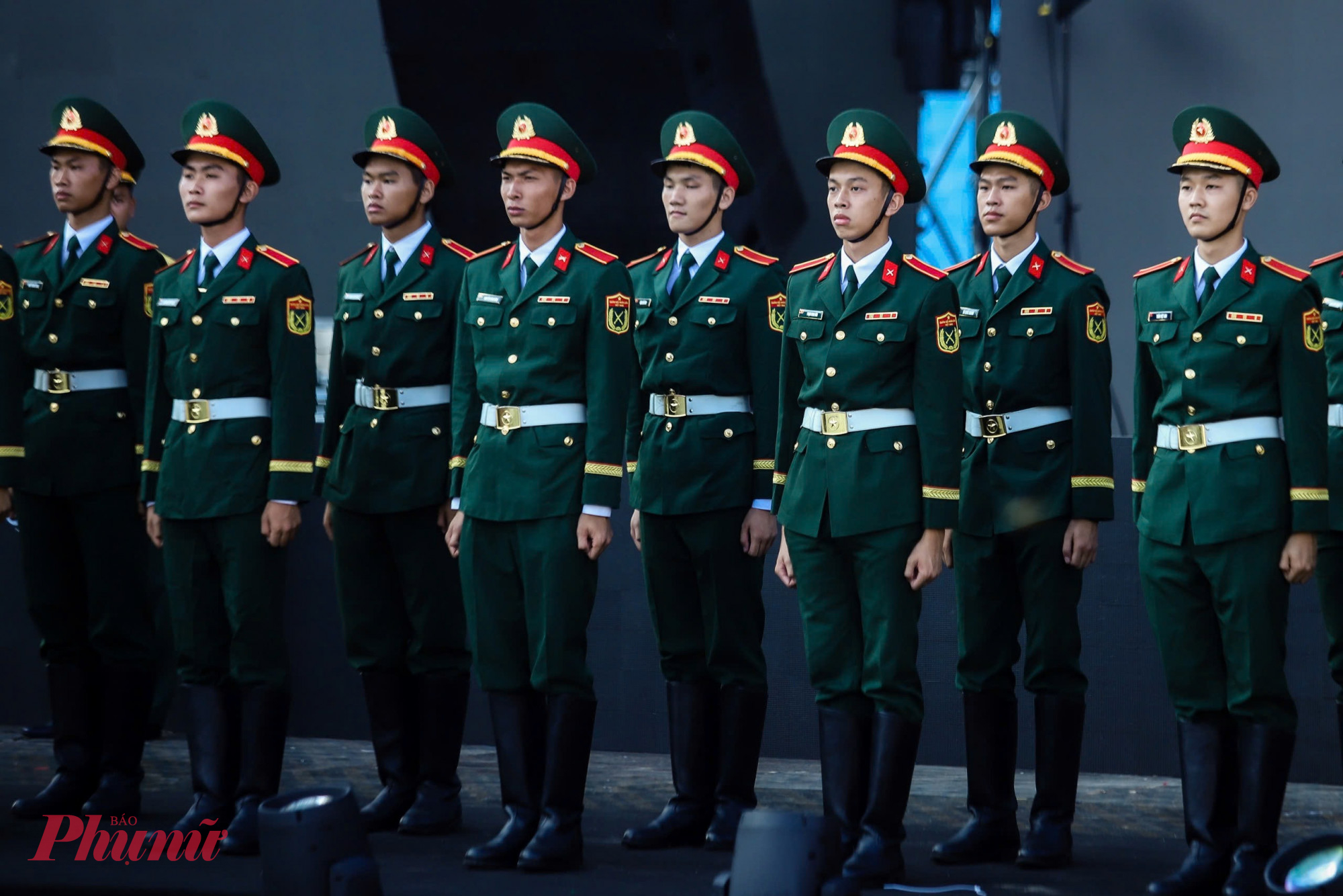 Dưới thời tiết nắng n&oacute;ng của H&agrave; Nội, c&aacute;c qu&acirc;n nh&acirc;n vẫn nghi&ecirc;m t&uacute;c luyện tập để c&oacute; m&agrave;n tr&igrave;nh diễn tốt nhất gửi tới người d&acirc;n Thủ đ&ocirc;.
