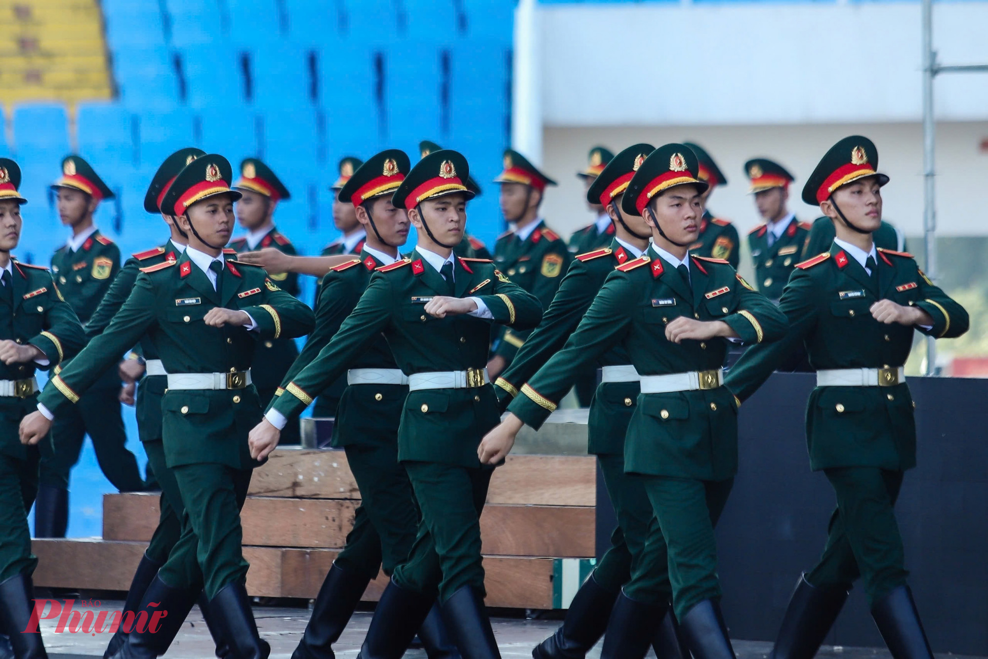 Những bước ch&acirc;n đ&atilde; từng duyệt binh qua Quảng trường Đỏ đang được t&aacute;i hiện tại H&agrave; Nội.