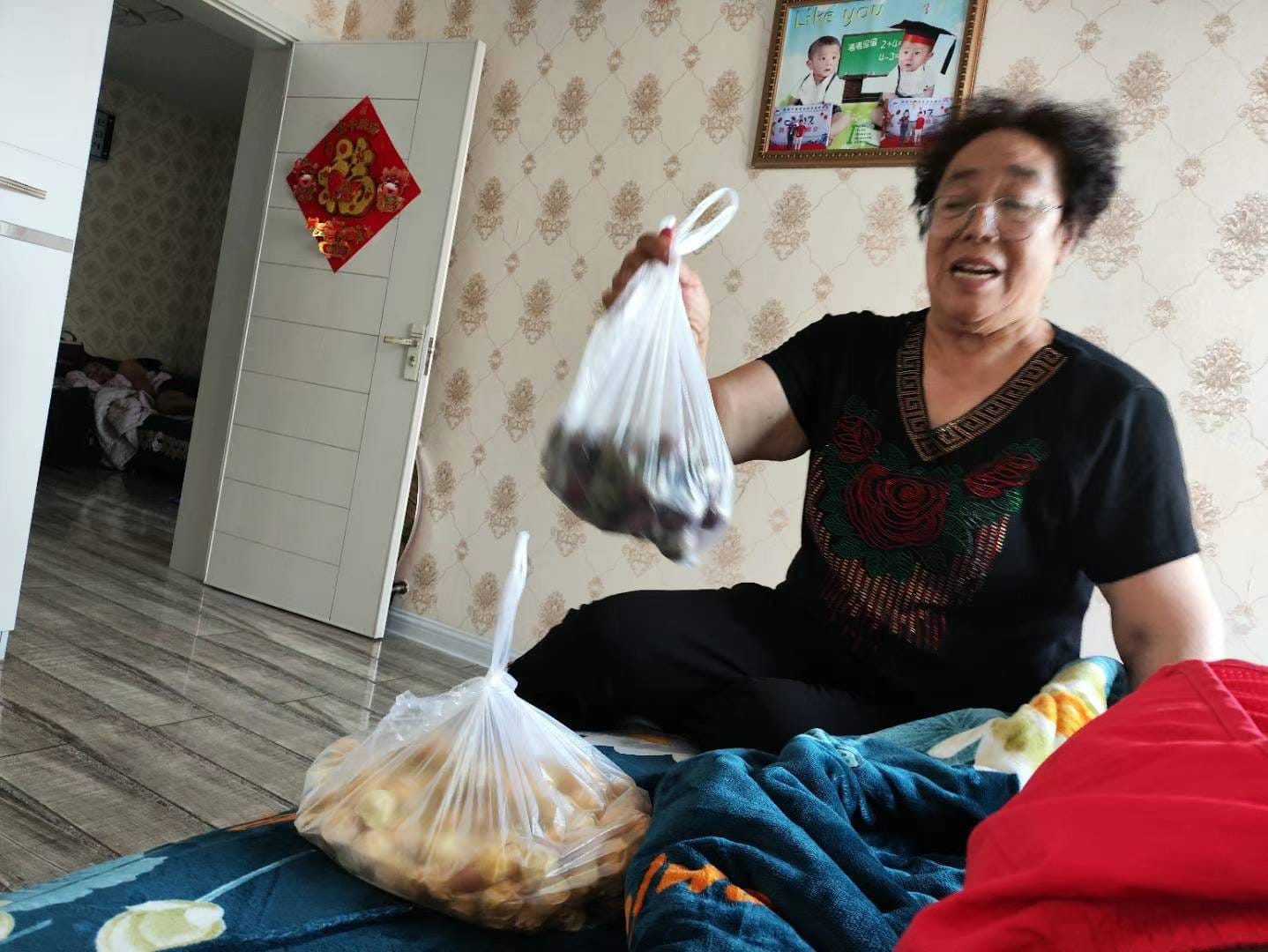 Mẹ chồng người Trung Quốc mua qu&agrave; b&aacute;nh cho con d&acirc;u (ảnh: Nh&acirc;n vật cung cấp)