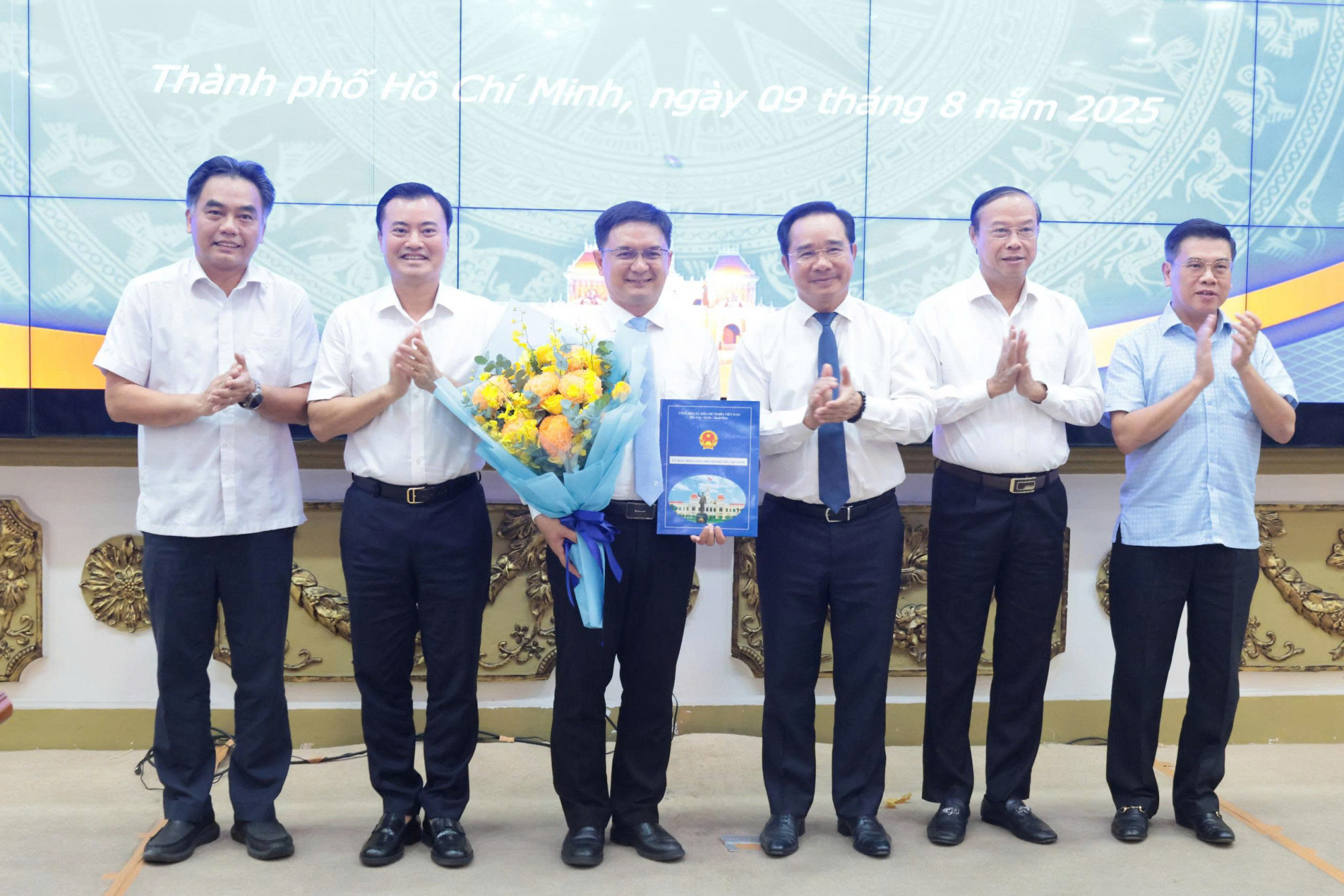 Thường trực UBND TPHCM c&ugrave;ng ch&uacute;c mừng &ocirc;ng Nguyễn Mạnh Cường