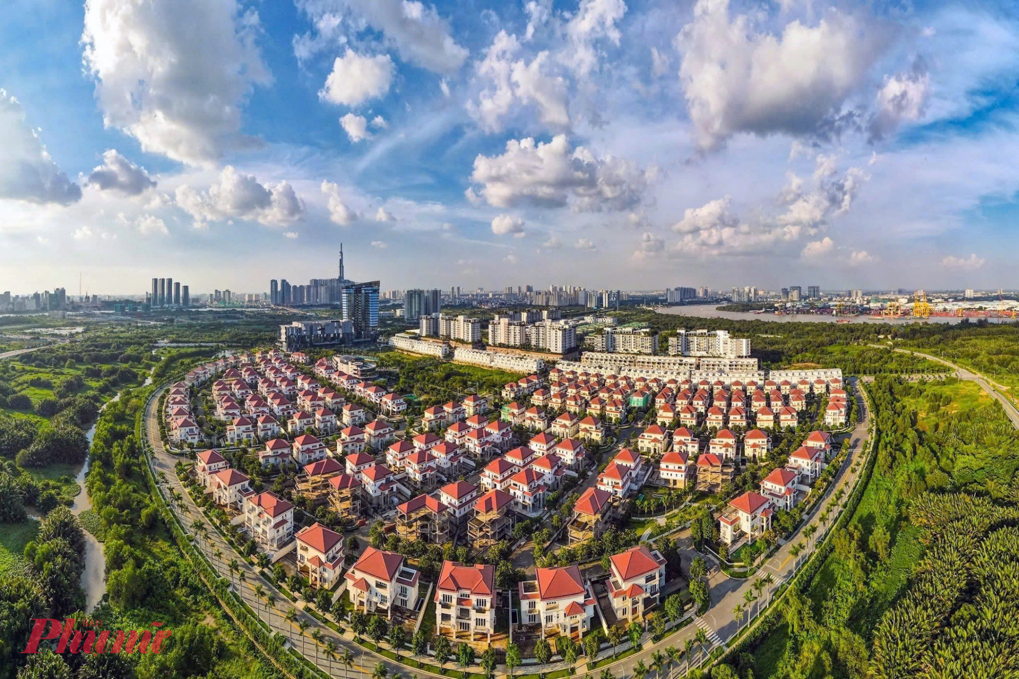 Kinh tế TPHCM từ đầu năm c&oacute; nhiều t&iacute;n hiệu t&iacute;ch cực nhưng th&aacute;ch thức lớn l&agrave; khả năng hấp thụ vốn sau s&aacute;p nhập với B&igrave;nh Dương v&agrave; B&agrave; Rịa - Vũng T&agrave;u, đ&ograve;i hỏi kiểm so&aacute;t chặt chẽ d&ograve;ng tiền