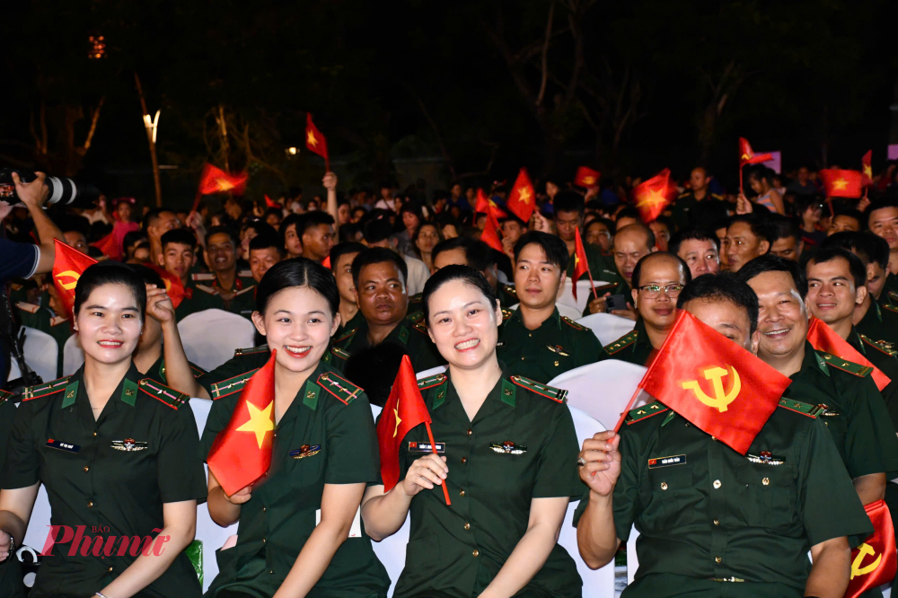 Đ&ocirc;ng đảo c&aacute;c chiến sĩ, lực lượng vũ trang c&oacute; mặt c&ugrave;ng tham dự chương tr&igrave;nh 'Dưới cờ vinh quang' 