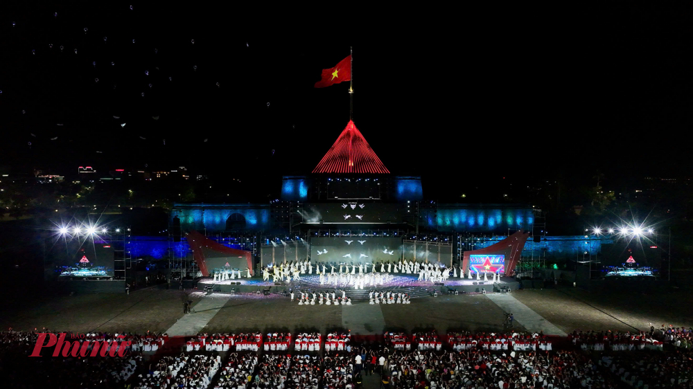 Cột cờ Phu Văn L&acirc;u rực s&aacute;ng sắc m&agrave;u trong đ&ecirc;m nghệ thuật &ldquo;Dưới cờ vinh quang&rdquo; l&agrave; một bản trường ca nghệ thuật ch&iacute;nh luận 
