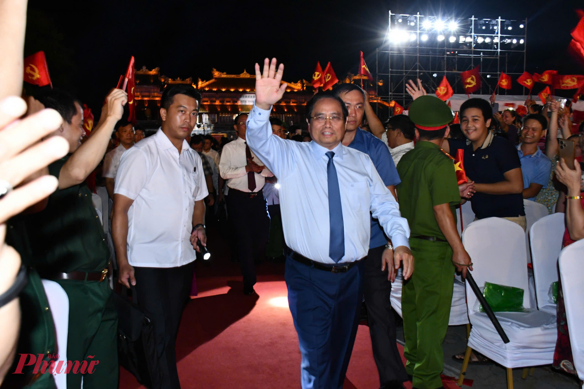 Thủ tướng  Phạm Minh Ch&iacute;nh ch&agrave;o đại biểu ở điểm cầu  quảng trường Ngọ M&ocirc;n Huế