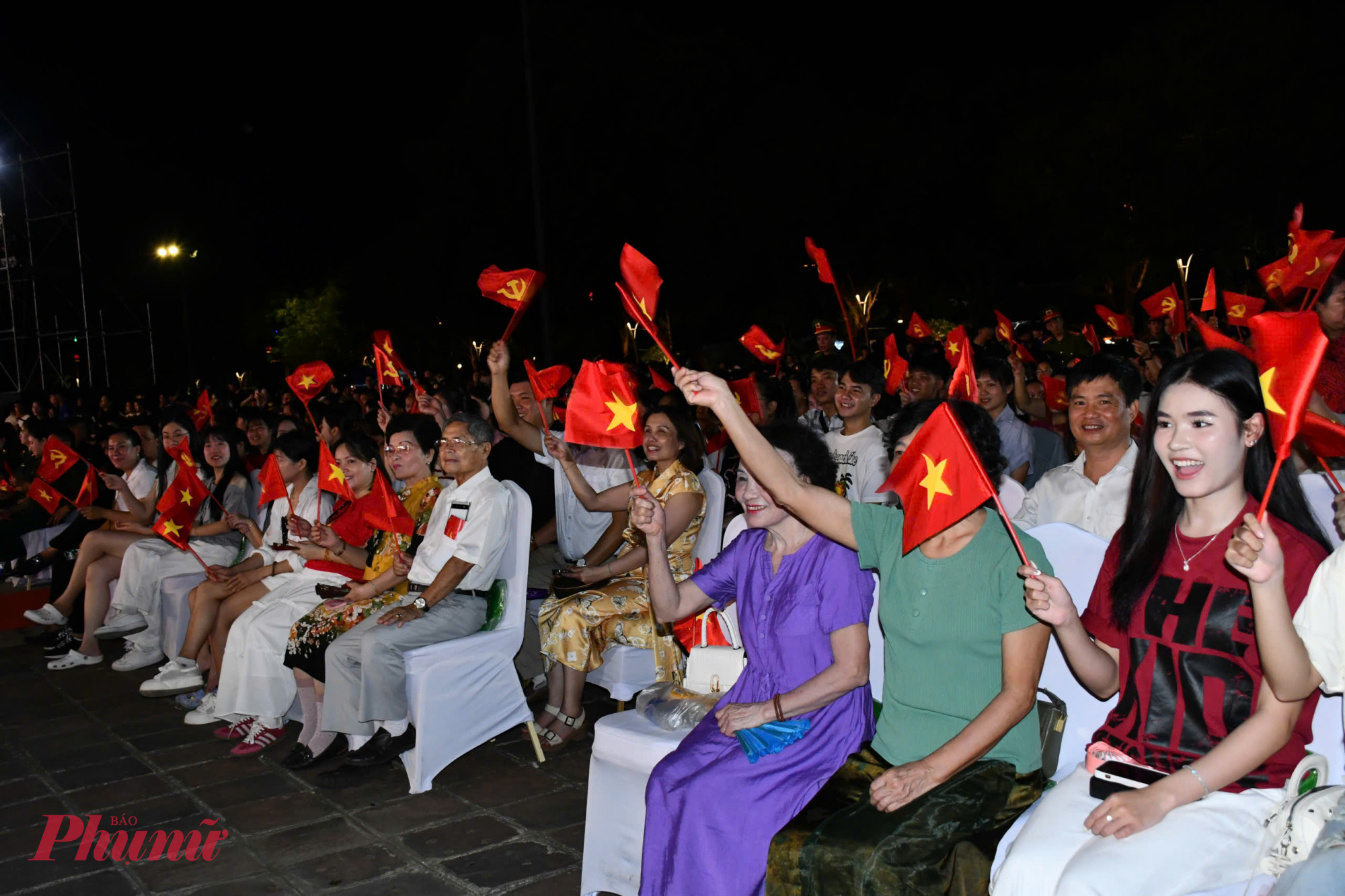 Đ&ocirc;ng đảo người d&acirc;n TP Huế c&ugrave;ng h&ograve;a m&igrave;nh v&agrave;o chương tr&igrave;nh nghệ thuật ch&iacute;nh luận 'Dưới cờ vinh quang'