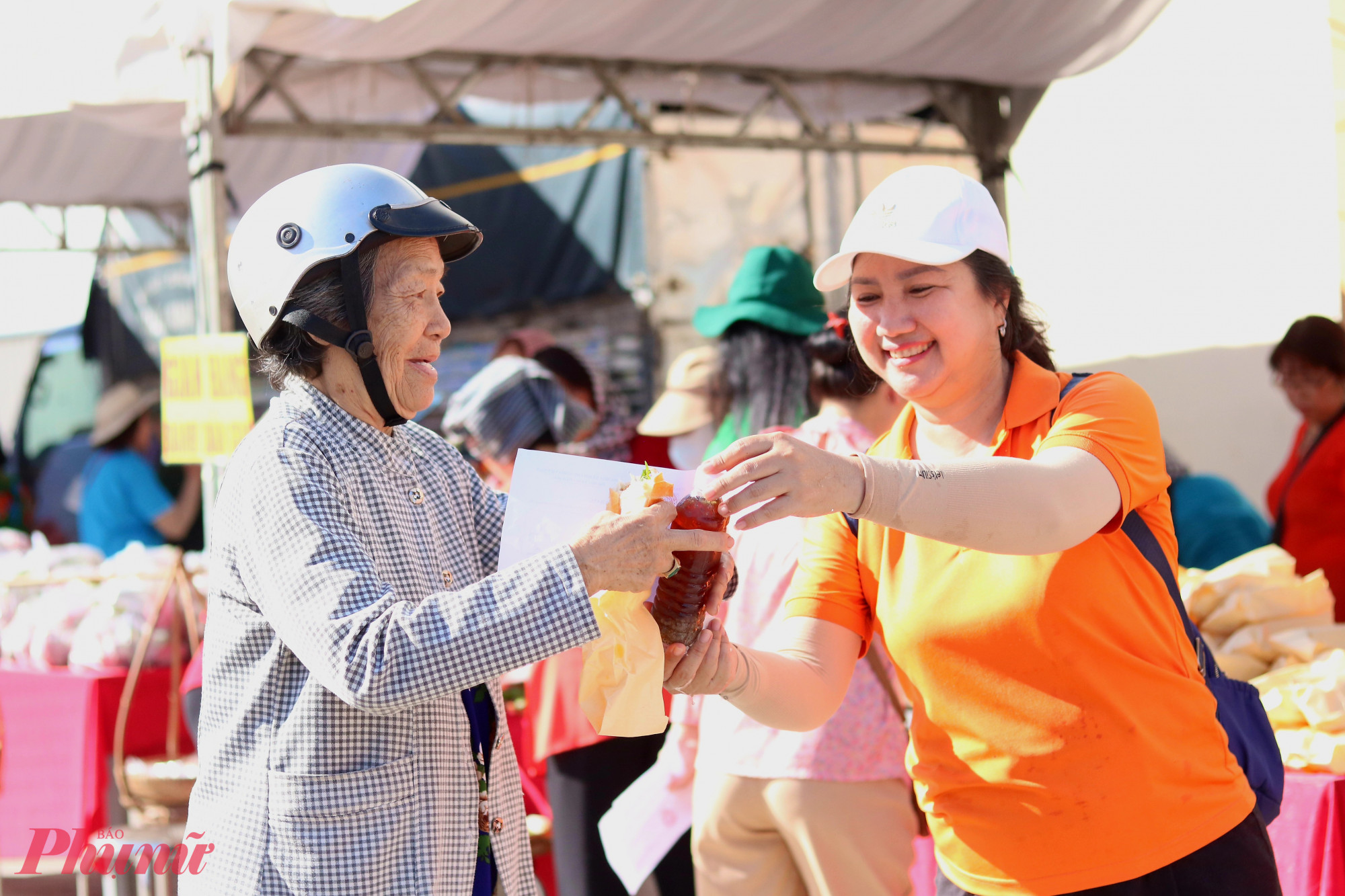 Tại ng&agrave;y hội, ban tổ chức bố tr&iacute; khu vực cắt t&oacute;c miễn ph&iacute;, tặng bữa ăn s&aacute;ng v&agrave; nước uống cho người d&acirc;n - Ảnh: Mẫn Nhi