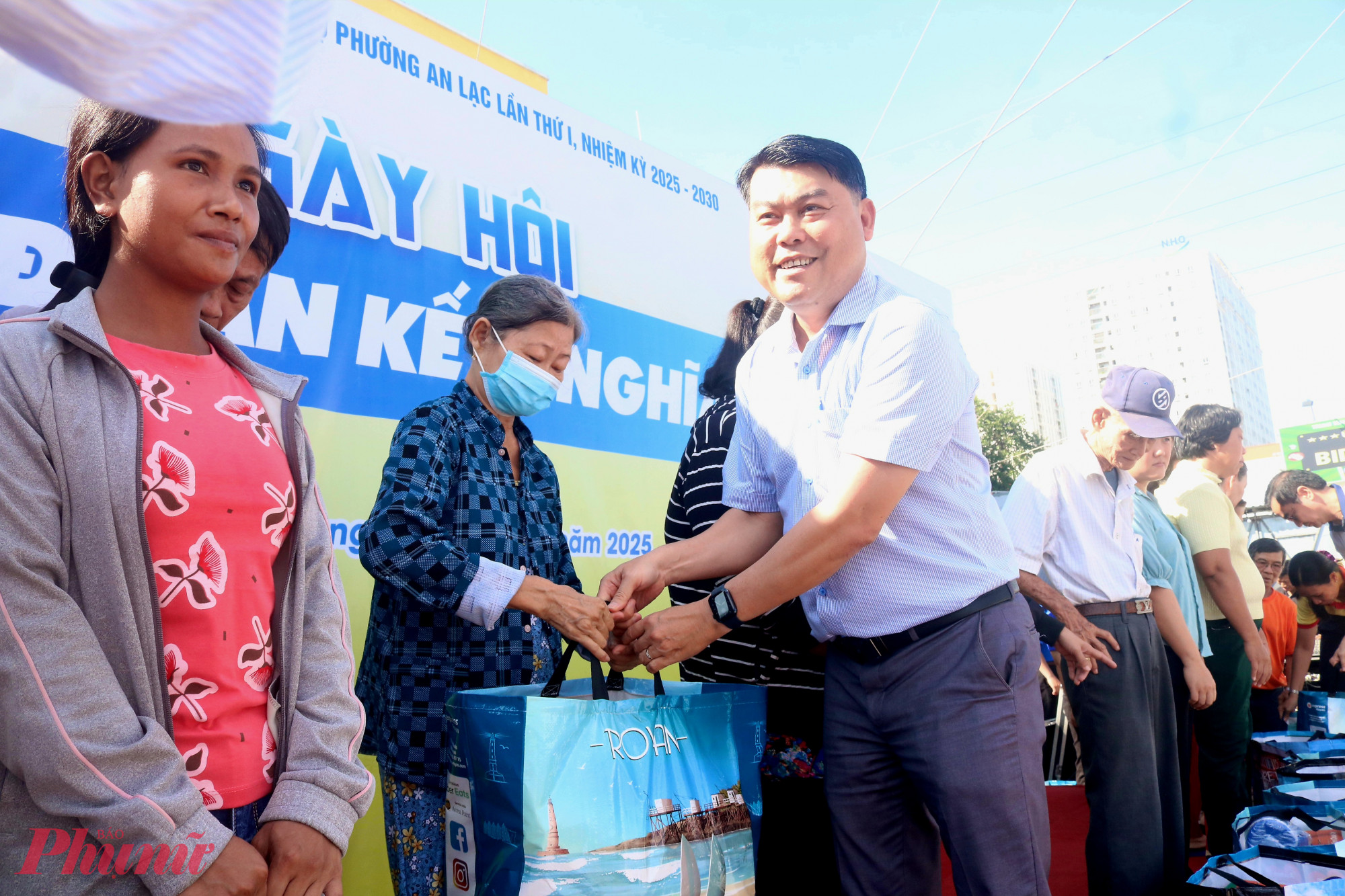 &Ocirc;ng Nguyễn Văn Hải &ndash; Chủ tịch Ủy ban MTTQ Việt Nam phường An Lạc &ndash; trao qu&agrave; cho người d&acirc;n v&agrave; c&aacute;c bạn đo&agrave;n vi&ecirc;n, hội vi&ecirc;n phụ nữ c&oacute; ho&agrave;n cảnh kh&oacute; khăn - Ảnh: Mẫn Nhi