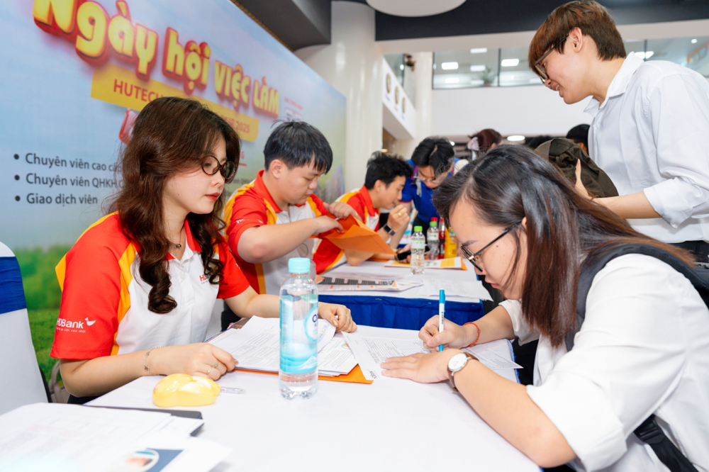 Sinh vi&ecirc;n t&igrave;m kiếm cơ hội l&agrave;m việc trong ng&agrave;y hội  việc l&agrave;m do Trường đại học C&ocirc;ng nghệ TPHCM tổ chức th&aacute;ng 3/2025 - ẢNH: NGUYỄN LOAN
