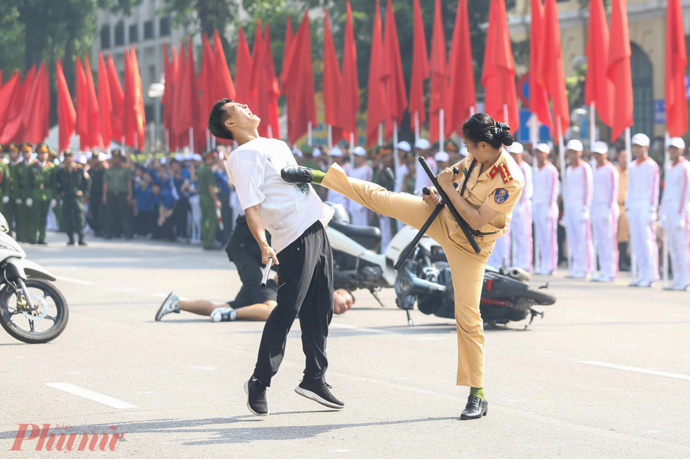Một số đối tượng kh&aacute;c manh động hơn, sử dụng c&ocirc;ng cụ hỗ trợ để tấn c&ocirc;ng lại c&aacute;c chiến sĩ.