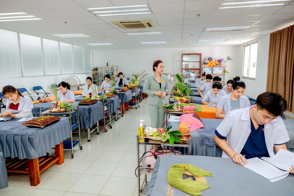 Nhiều người học nghề, n&acirc;ng cao kỹ năng để chuyển đổi c&ocirc;ng việc tại Trường cao đẳng Viễn Đ&ocirc;ng ẢNH: NGUYỄN LOAN