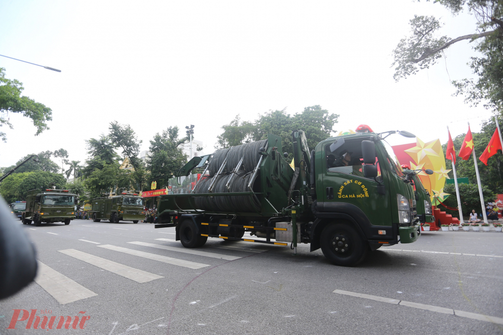 Tại chương tr&igrave;nh, người d&acirc;n được chi&ecirc;m ngưỡng lực lượng của khối C&ocirc;ng an Nh&acirc;n d&acirc;n Việt Nam c&ugrave;ng d&agrave;n kh&iacute; t&agrave;i hỗ trợ hiện đại.