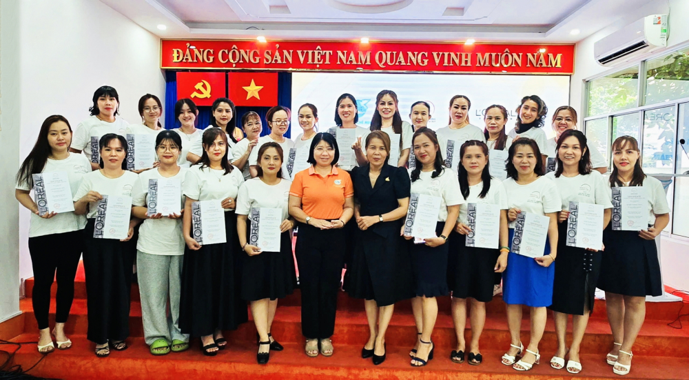 Các học viên nhận chứng chỉ nghề sau khi hoàn thành khóa học tại Hội LHPN TPHCM vào ngày 30/5 - ẢNH: TRANG NGUYỄN