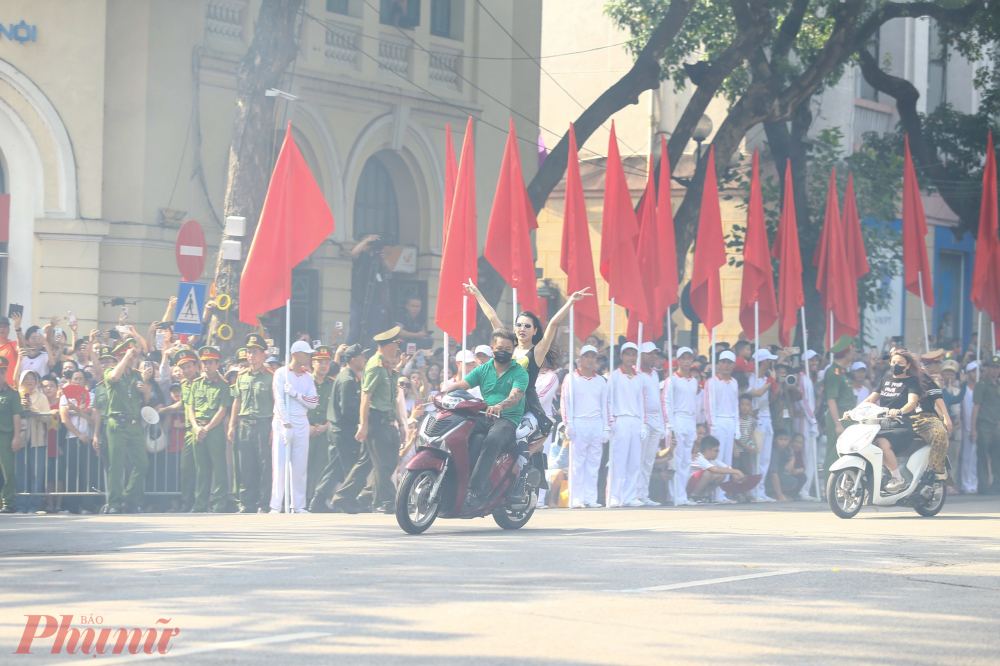 Đ&aacute;ng n&oacute;i, trong nh&oacute;m đua xe cũng c&oacute; những nữ qu&aacute;i xế vừa điều khiển xe đi tốc độ nhanh, vừa h&ograve; h&eacute;t ầm ĩ.