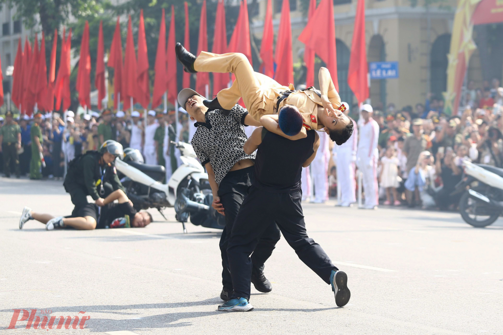Nữ chiến sỹ cảnh s&aacute;t giao th&ocirc;ng tung người hạ gục hai đối tượng trong đội nh&oacute;m đua xe.