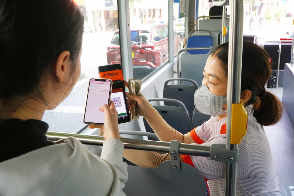H&agrave;nh kh&aacute;ch c&oacute; thể thanh to&aacute;n linh hoạt bằng thẻ t&iacute;n dụng, thẻ ghi nợ, v&iacute; điện tử khi đi xe bu&yacute;t điện ở TPHCM