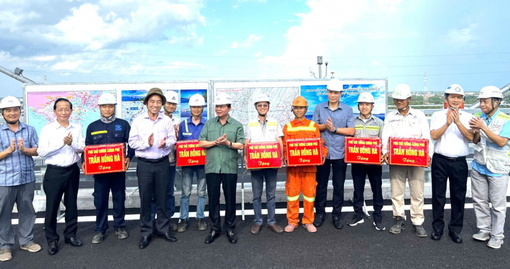 Ph&oacute; thủ tướng Trần Hồng H&agrave; (thứ t&aacute;m từ phải qua) tặng qu&agrave; động vi&ecirc;n c&aacute;c kỹ sư, c&ocirc;ng nh&acirc;n đang thi c&ocirc;ng cầu Rạch Miễu 2