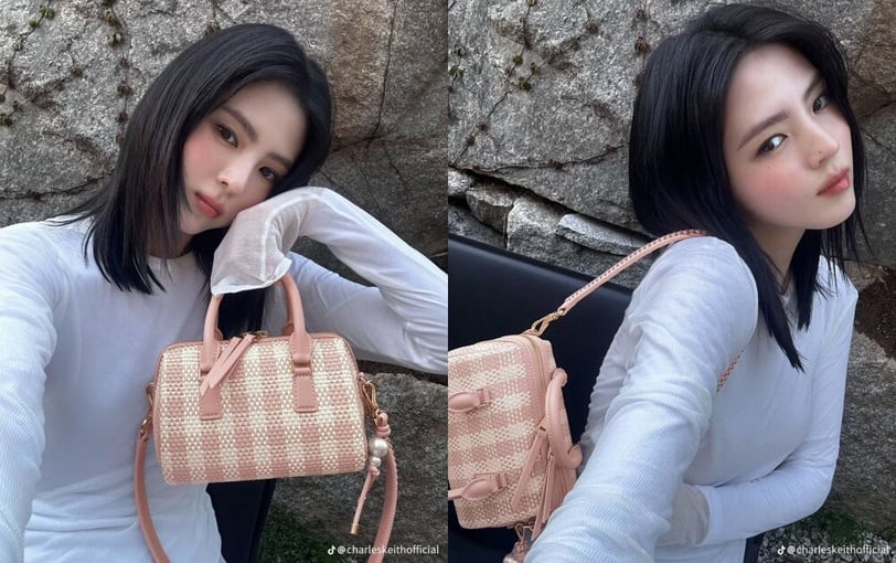CHARLES & KEITH Everleigh &ndash; khoảng 2,99 triệu đồng Everleigh g&acirc;y ch&uacute; &yacute; với hoạ tiết caro hồng &ndash; trắng dịu ngọt, gợi kh&ocirc;ng kh&iacute; m&ugrave;a xu&acirc;n tươi mới. Tay cầm tr&ograve;n v&agrave; charm ngọc trai gắn k&egrave;m gi&uacute;p chiếc t&uacute;i trở n&ecirc;n nữ t&iacute;nh, hợp với v&aacute;y xo&egrave; hoặc set &aacute;o blouse &ndash; ch&acirc;n v&aacute;y. Han So Hee sử dụng mẫu n&agrave;y khi tham dự c&aacute;c sự kiện nhẹ nh&agrave;ng, vừa đủ nổi bật m&agrave; kh&ocirc;ng qu&aacute; cầu kỳ.