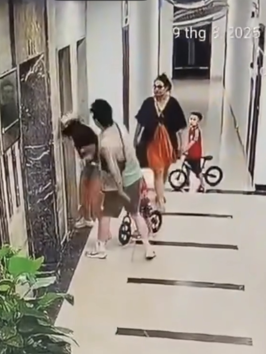 C&ocirc; vợ đứng im nh&igrave;n chồng ra tay với h&agrave;ng x&oacute;m. Ảnh cắt từ clip