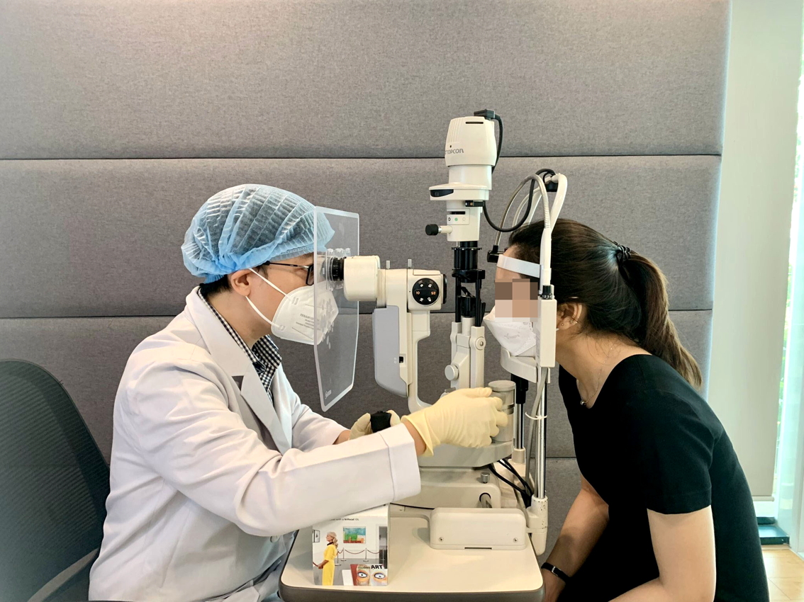 B&aacute;c sĩ Trần Đ&igrave;nh Minh Huy đang kiểm tra thị lực cho trường hợp trẻ tuổi bị đục thủy tinh thể - ẢNH: Đ.H.
