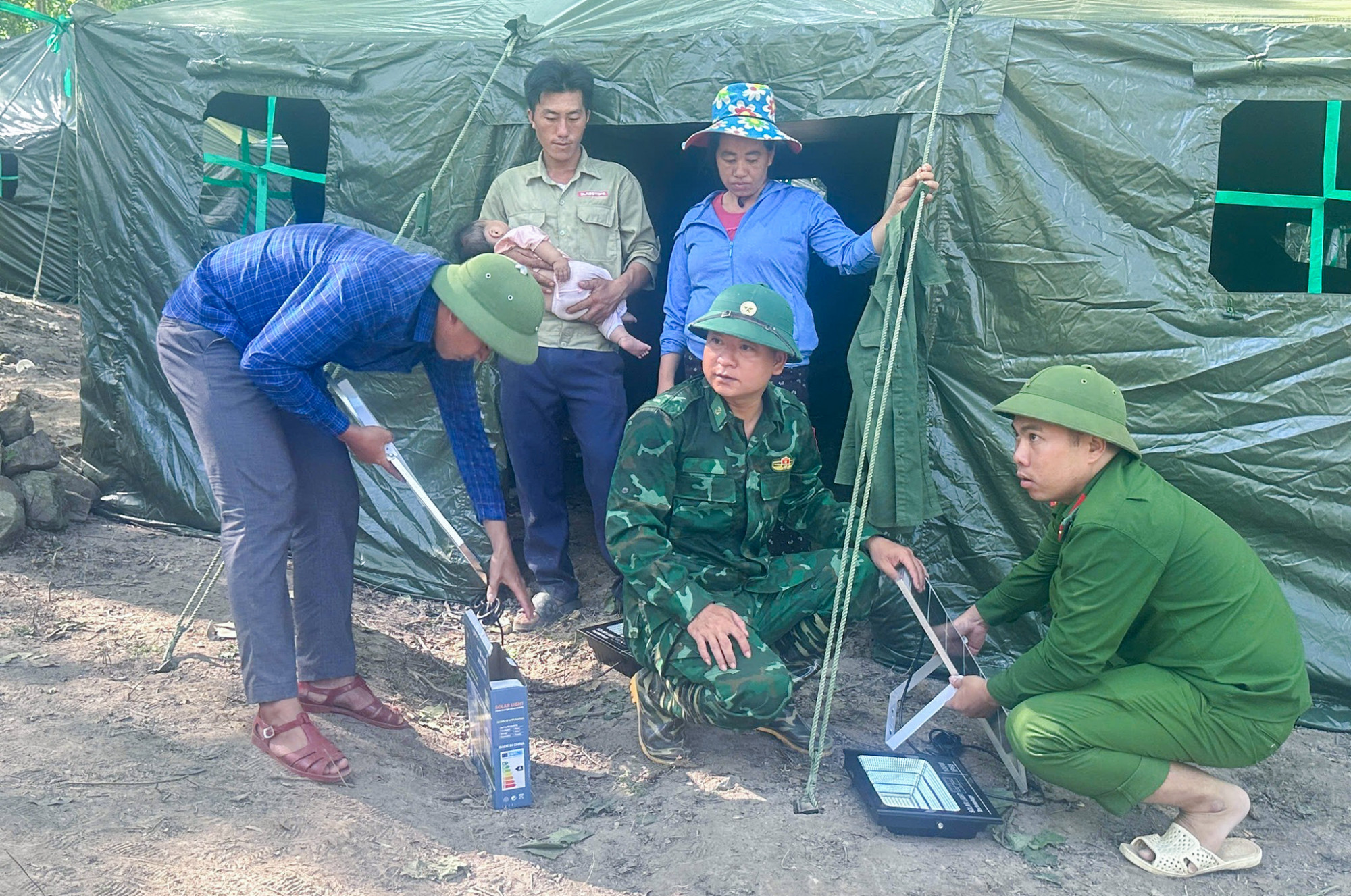 Mỗi nh&agrave; bạt c&ograve;n được hỗ trợ th&ecirc;m một b&oacute;ng đ&egrave;n năng lượng mặt trời v&agrave; bồn chứa nước - Ảnh: Đ&igrave;nh H&ugrave;ng