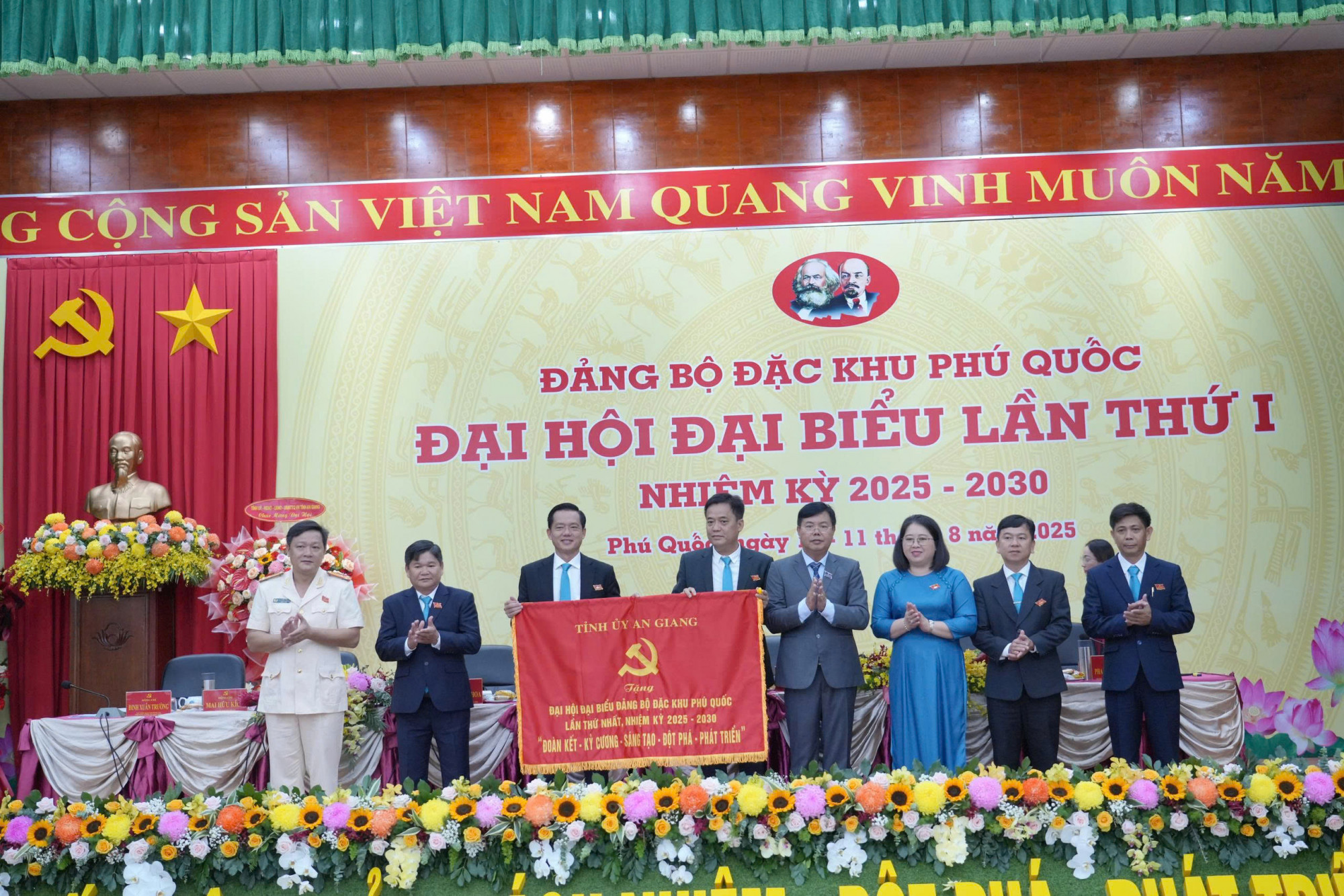 B&iacute; Thư Tỉnh ủy Ki&ecirc;n Giang tặng 