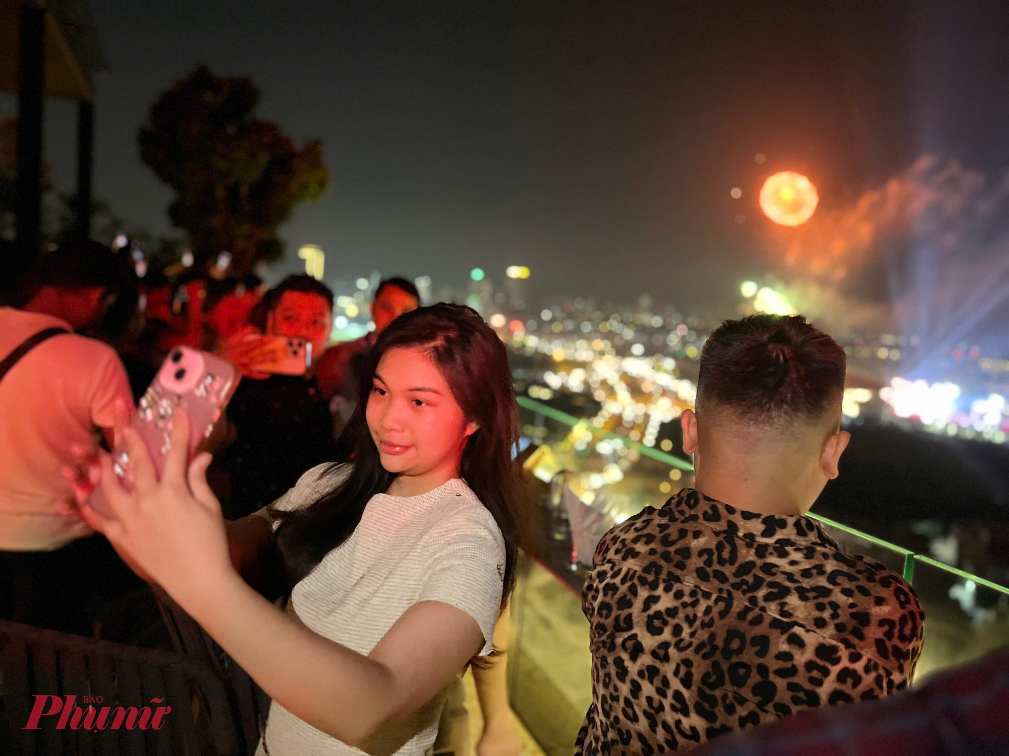 Người d&acirc;n check-in thời khắc đặc biệt của chương tr&igrave;nh.