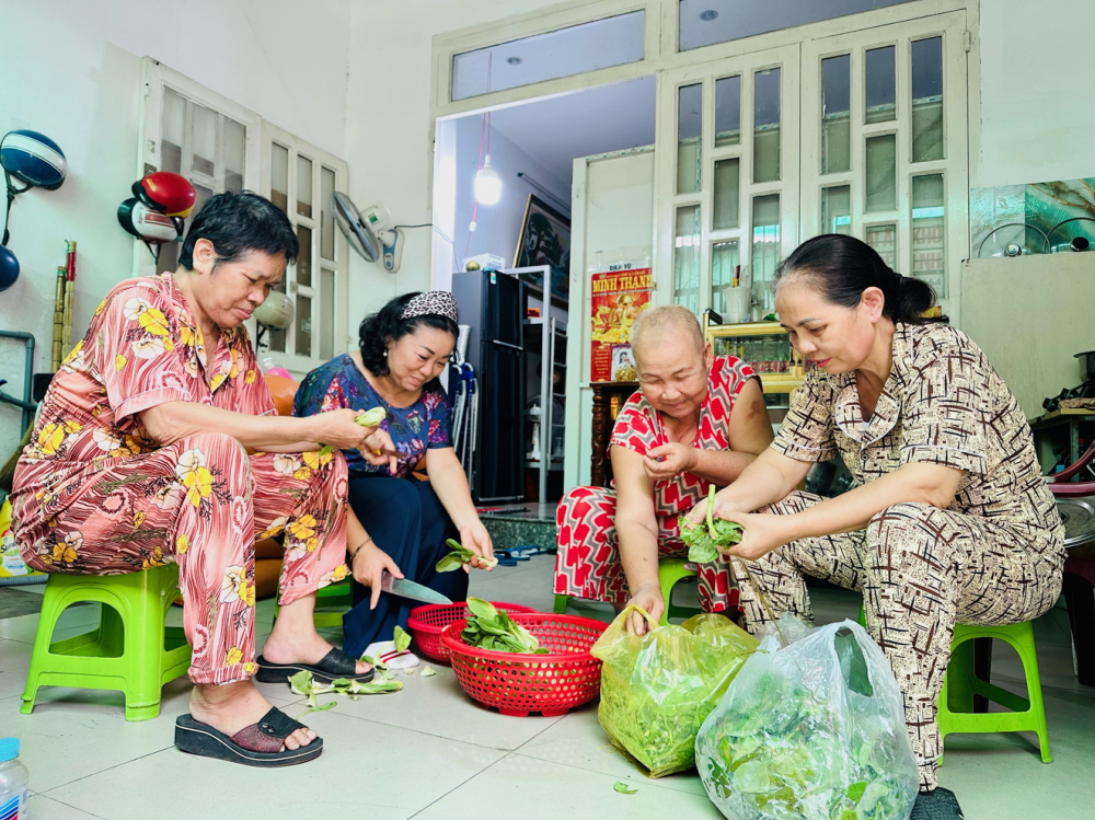 C&ocirc; Mai Hương Ho&agrave;ng (thứ hai từ tr&aacute;i qua) v&agrave; b&agrave; Nhạn (b&igrave;a phải) thường c&ugrave;ng nhau tổ chức nấu ăn, tạo kh&ocirc;ng kh&iacute; gắn kết, vui vẻ cho c&aacute;c bệnh nh&acirc;n trong m&aacute;i ấm