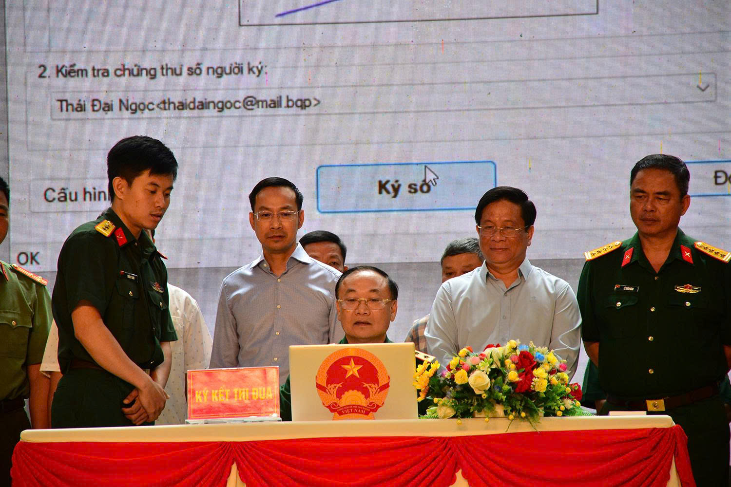 L&atilde;nh đạo Bộ Quốc ph&ograve;ng ph&aacute;t tham gia k&yacute; kết chống khai th&aacute;c IUU - Ảnh T.A