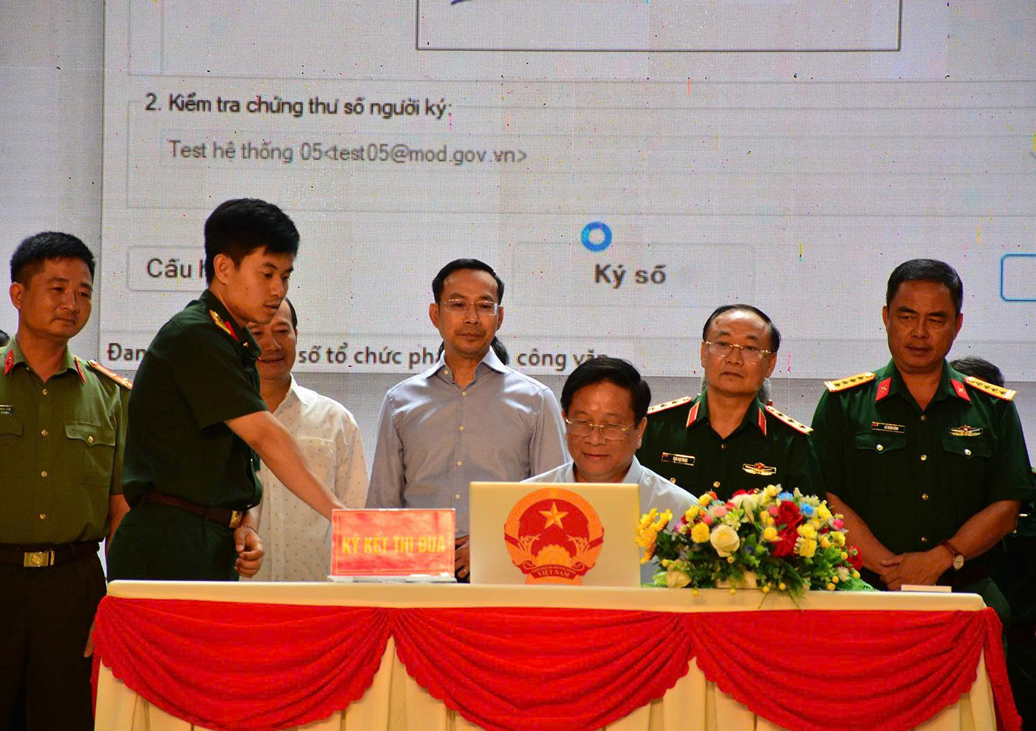 Chủ tịch UBND tỉnh An Giang Hồ Văn Mừng k&yacute; kết chống khai th&aacute;c IUU - Ảnh T.A