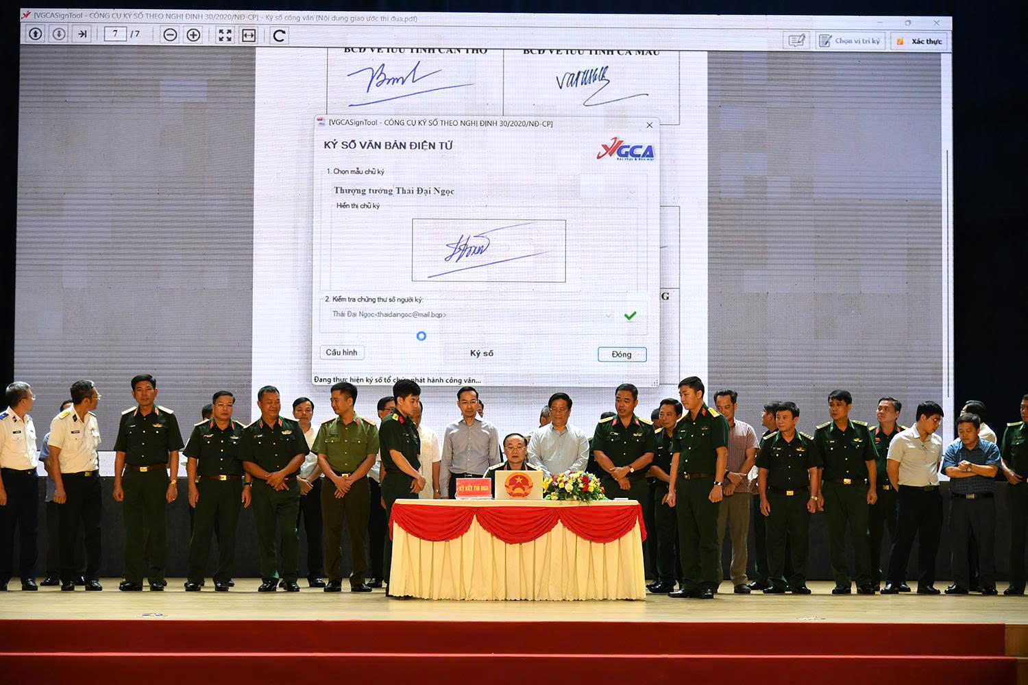 21 tỉnh, th&agrave;nh c&oacute; biển c&ugrave;ng c&aacute;c đơn vị Bộ Quốc ph&ograve;ng, Bộ C&ocirc;ng an, Bộ N&ocirc;ng nghiệp v&agrave; M&ocirc;i trường k&yacute; kết chống khai th&aacute;c IUU - Ảnh T.A