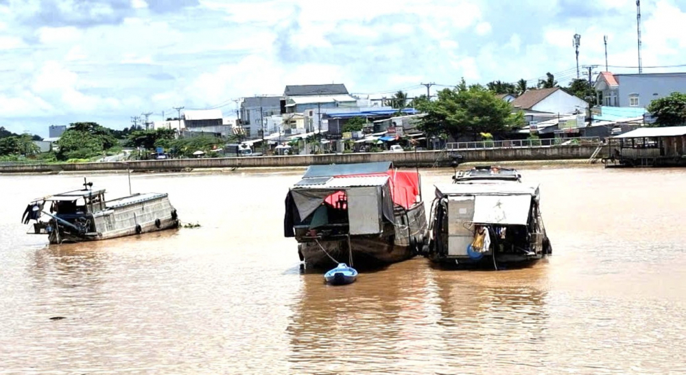 Nhiều ghe chở n&ocirc;ng sản l&agrave;m nh&agrave; vệ sinh v&agrave; phơi quần &aacute;o tr&ecirc;n ghe, g&acirc;y phản cảm ở chợ nổi C&aacute;i Răng (TP Cần Thơ) - ẢNH: HUỲNH LỢI