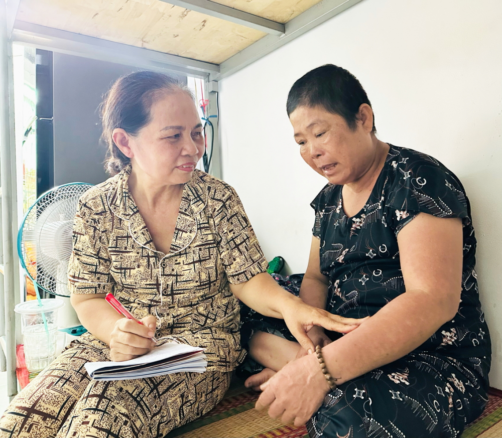 B&agrave; Tạ Thị Nhạn (b&igrave;a tr&aacute;i) - người th&agrave;nh lập v&agrave; quản l&yacute; M&aacute;i ấm 0 đồng  - hỏi thăm, ghi ch&uacute; lại t&igrave;nh trạng sức khỏe của bệnh nh&acirc;n tại m&aacute;i ấm