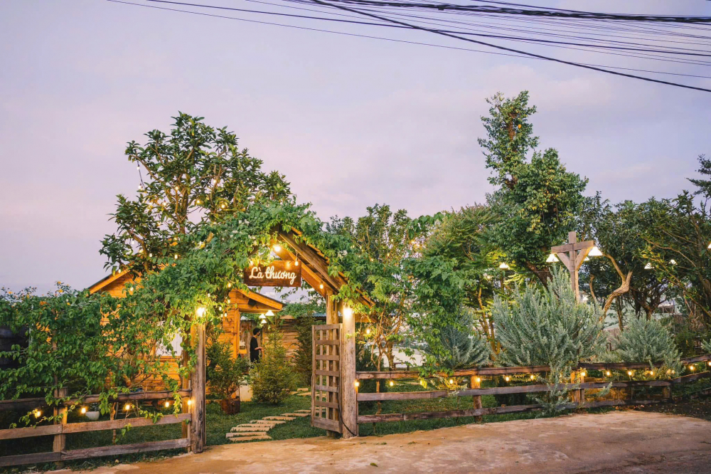 Trong h&agrave;nh tr&igrave;nh kh&aacute;m ph&aacute; Peliku, bạn cũng kh&ocirc;ng n&ecirc;n bỏ qua những qu&aacute;n c&agrave; ph&ecirc; với chiếc view thơ mộng c&ugrave;ng phong c&aacute;ch mộc mạc.  L&agrave; Thương tọa lạc tại hẻm 302 Nguyễn Văn Cừ, th&agrave;nh phố Pleiku. Nằm trong một con hẻm nhỏ, t&aacute;ch biệt khỏi sự ồn &agrave;o của phố x&aacute;, mang đến một kh&ocirc;ng gian y&ecirc;n tĩnh v&agrave; thư gi&atilde;n. D&ugrave; kh&ocirc;ng nằm ngay mặt đường lớn, nhưng ch&iacute;nh điều đ&oacute; lại khiến qu&aacute;n trở th&agrave;nh một điểm đến l&yacute; tưởng cho những ai muốn t&igrave;m một g&oacute;c ri&ecirc;ng để tận hưởng sự b&igrave;nh y&ecirc;n giữa l&ograve;ng phố n&uacute;i.