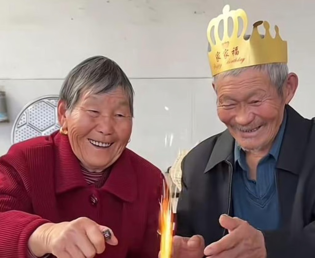 Những khoảnh khắc đời thường ngọt ng&agrave;o của &ocirc;ng Kaikai c&ugrave;ng người vợ l